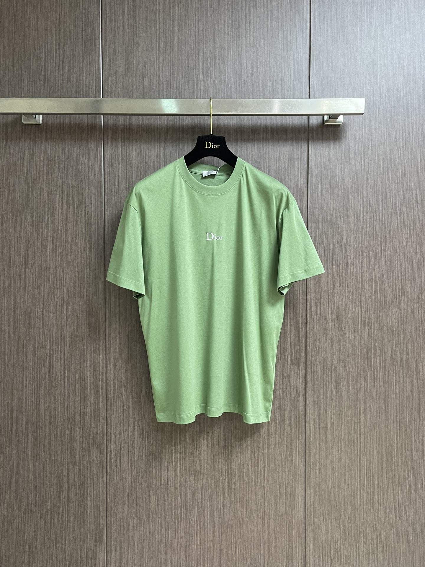 NO:520309,Dior Grass Green White Label Embroidered Short Sleeve T-shirt, Grass Green Short Sleeve, Fresh tone with a summer slack feeling. 99% cotton + 1% polyester fiber, fabric is soft and skin-friendly, comfortable and breathable in daily wear~ Simple white 'Dior' embroidery logo on the chest, low-key showing the brand style, clean and neat back, loose and casual overall style, easy to adapt to various figures. Whether it is to create a casual and sporty style or take a simple and fashionable route, you can firmly grasp the sense of high-end, easily becoming a dazzling presence on the street, a must-have item for fashionable fines. Size XS-L,,dior,T-shirt,tees,t-shirt,alexander wang19860909Dior 草绿色白标刺绣短袖T恤,草绿色短袖,清新色调自带夏日松弛感.99％棉＋1％聚酯纤维,面料柔软亲肤,日常穿着舒适透气～胸前简约白色'Dior'刺绣标识,低调彰显品牌格调,后背干净利落,整体版型宽松随性,轻松适配各种身形.无论是搭配打造休闲运动风,还是配走简约时尚路线,都能稳稳拿捏高级感,轻松成为街头亮眼存在,时髦精必备单品.尺码XS-L,,dior,T-shirt,tees，t-shirt,alexander wang,Men's clothing