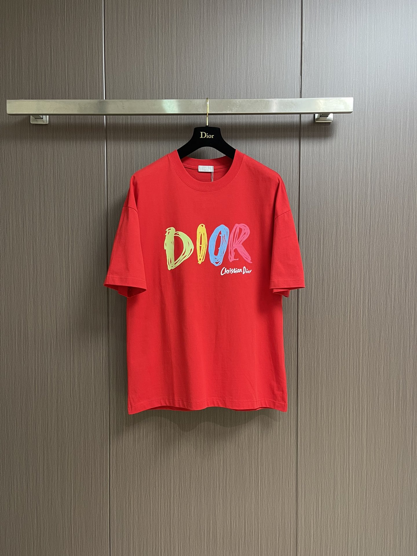 NO:521442,Dior 2025SS early spring new hand-painted graffiti pattern round neck short-sleeved T-shirt, pure cotton fabric, soft upper body, comfortable and breathable, full texture!  Fine workmanship!  Decorated with hand-painted graffiti patterns and dior letter logo embellishes the body. Classic round neck tailoring. Classic versatile and can be matched with items of various seasons. The body printing technology has long been unparalleled with high-end texture. The upper body is super handsome and stylish. The solid color body and dior logo bring a high recognition experience. The new season is a sincere designer masterpiece, basic round neck pullover short sleeves, versatile and popular. Size M-XXL, dior, T-shirt, tees, t-shirt, alexander wang19860909Dior 2025SS早春新款手绘涂鸦图案圆领短袖T恤,纯棉面料,上身柔软,舒适透气,质感十足！做工精细！饰以手绘涂鸦 图案,dior字母标识点缀衣身.经典圆领剪裁.经典百搭,可与各季节单品搭配.衣身印花工艺早就无与伦比的高级质感,上身超级帅气有型,纯色衣身与dior 标识带来高辨识度体验,新一季 诚意满满的设计师力作,基础款圆领套头短袖,百搭爆款.尺码M-XXL,,dior,T-shirt,tees，t-shirt,alexander wang,Men's clothing