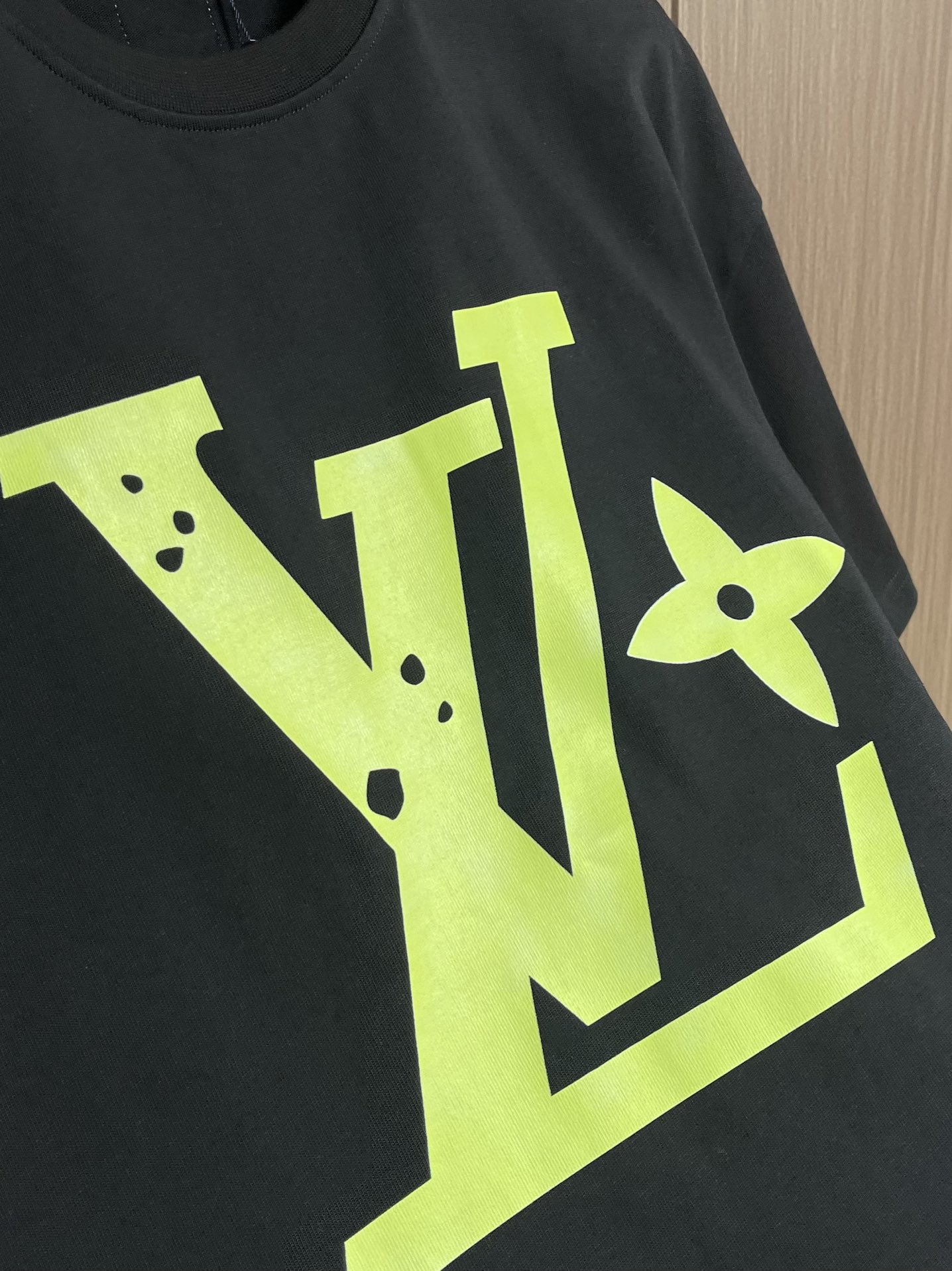 整套
LV 2025SS春夏新款标识 logo 情侣款短袖T恤短裤套装，精工字母印花，32支双全精梳棉纺