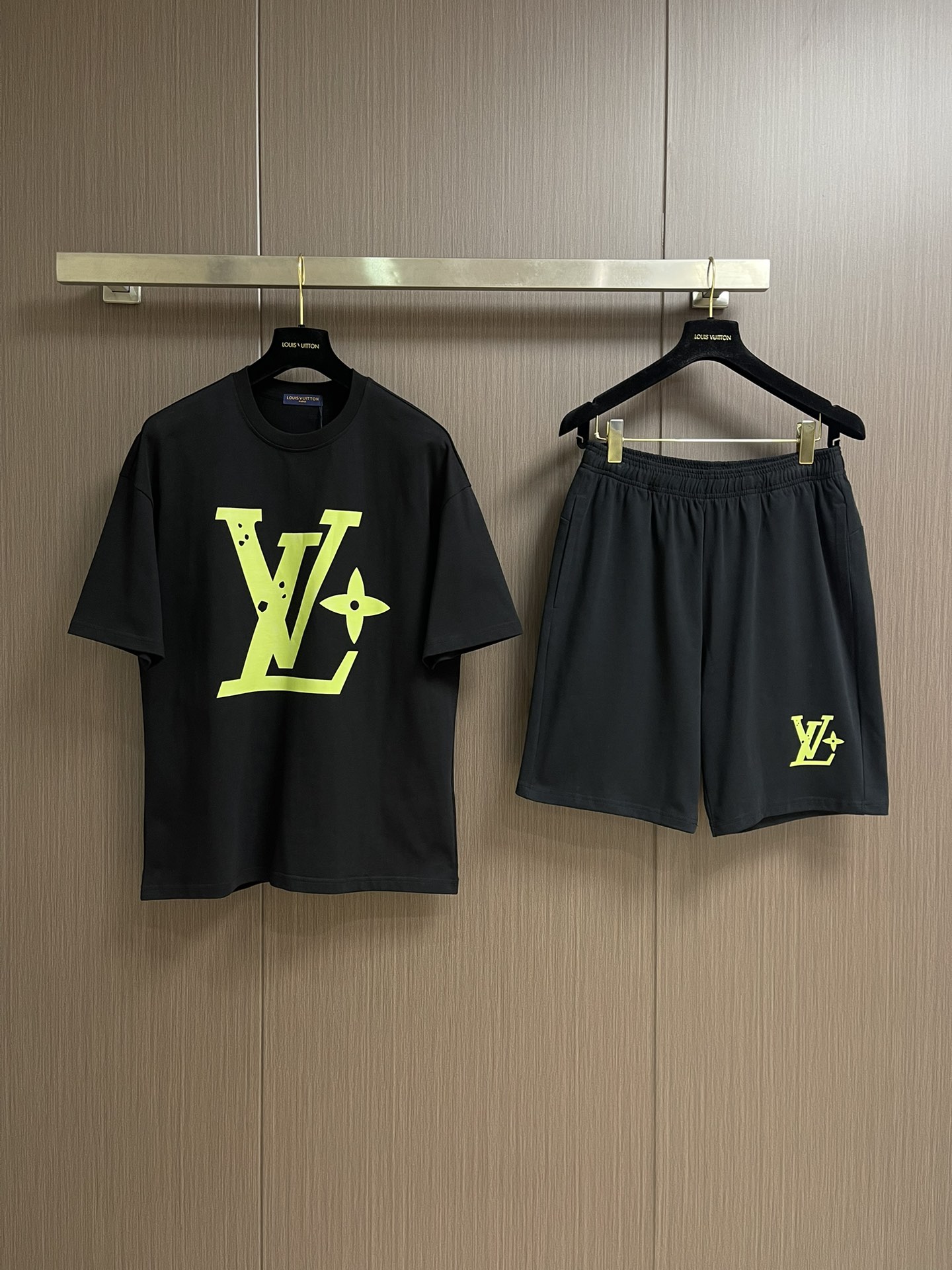 整套
LV 2025SS春夏新款标识 logo 情侣款短袖T恤短裤套装，精工字母印花，32支双全精梳棉纺