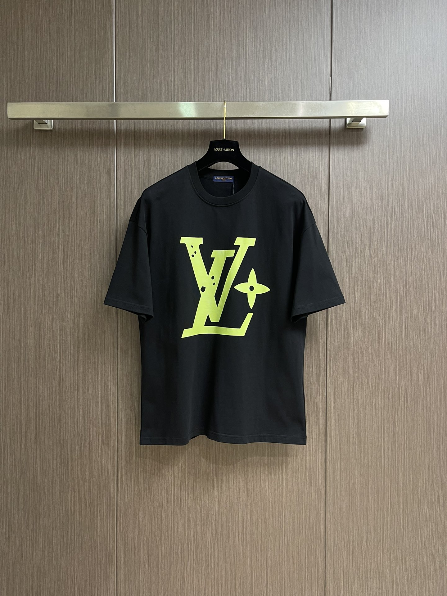 整套
LV 2025SS春夏新款标识 logo 情侣款短袖T恤短裤套装，精工字母印花，32支双全精梳棉纺