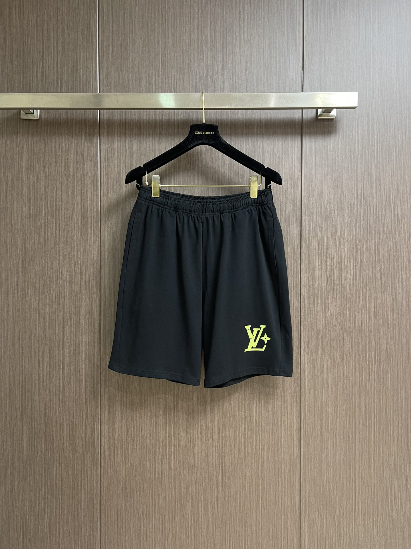 整套
LV 2025SS春夏新款标识 logo 情侣款短袖T恤短裤套装，精工字母印花，32支双全精梳棉纺