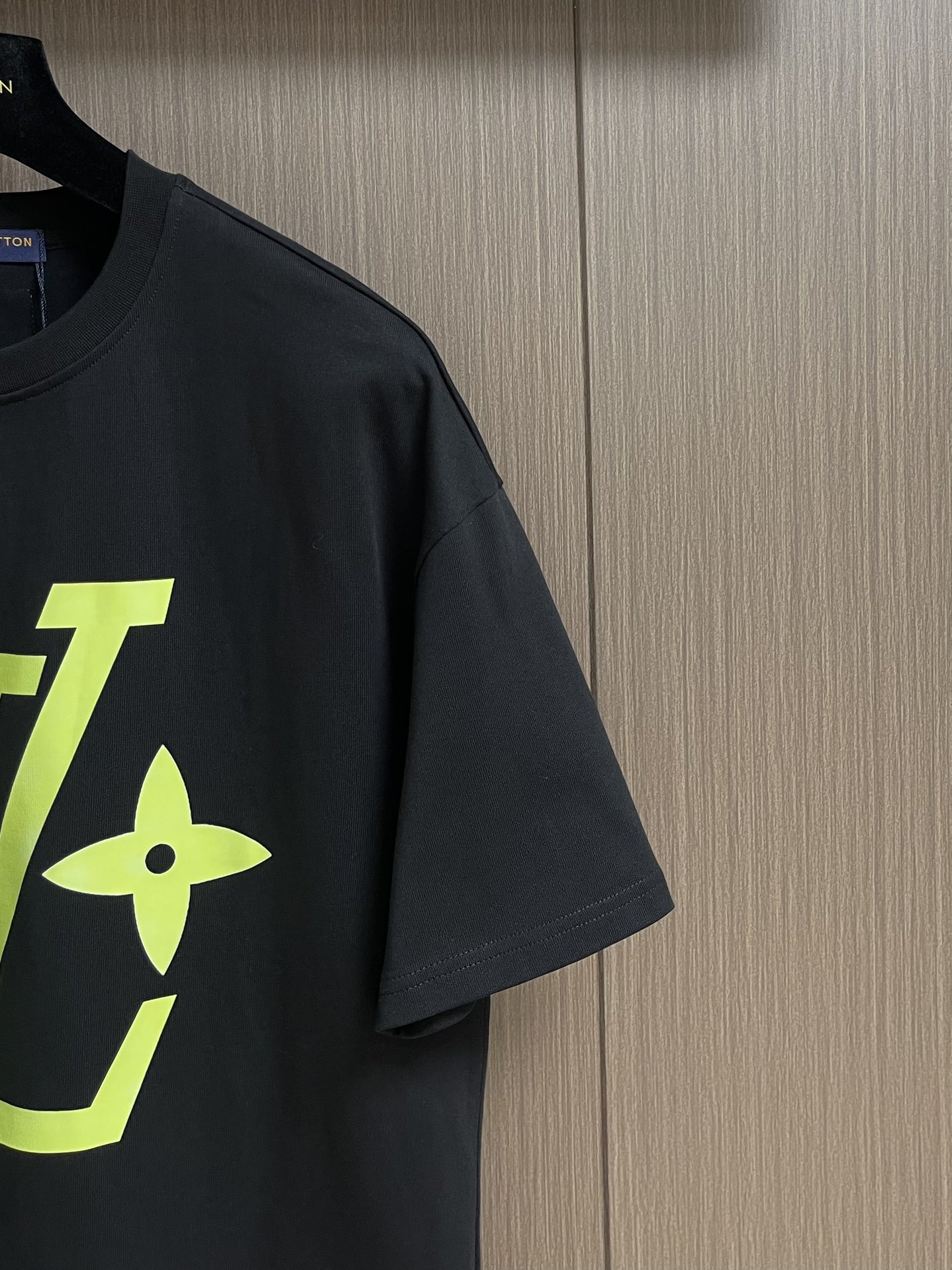 整套
LV 2025SS春夏新款标识 logo 情侣款短袖T恤短裤套装，精工字母印花，32支双全精梳棉纺