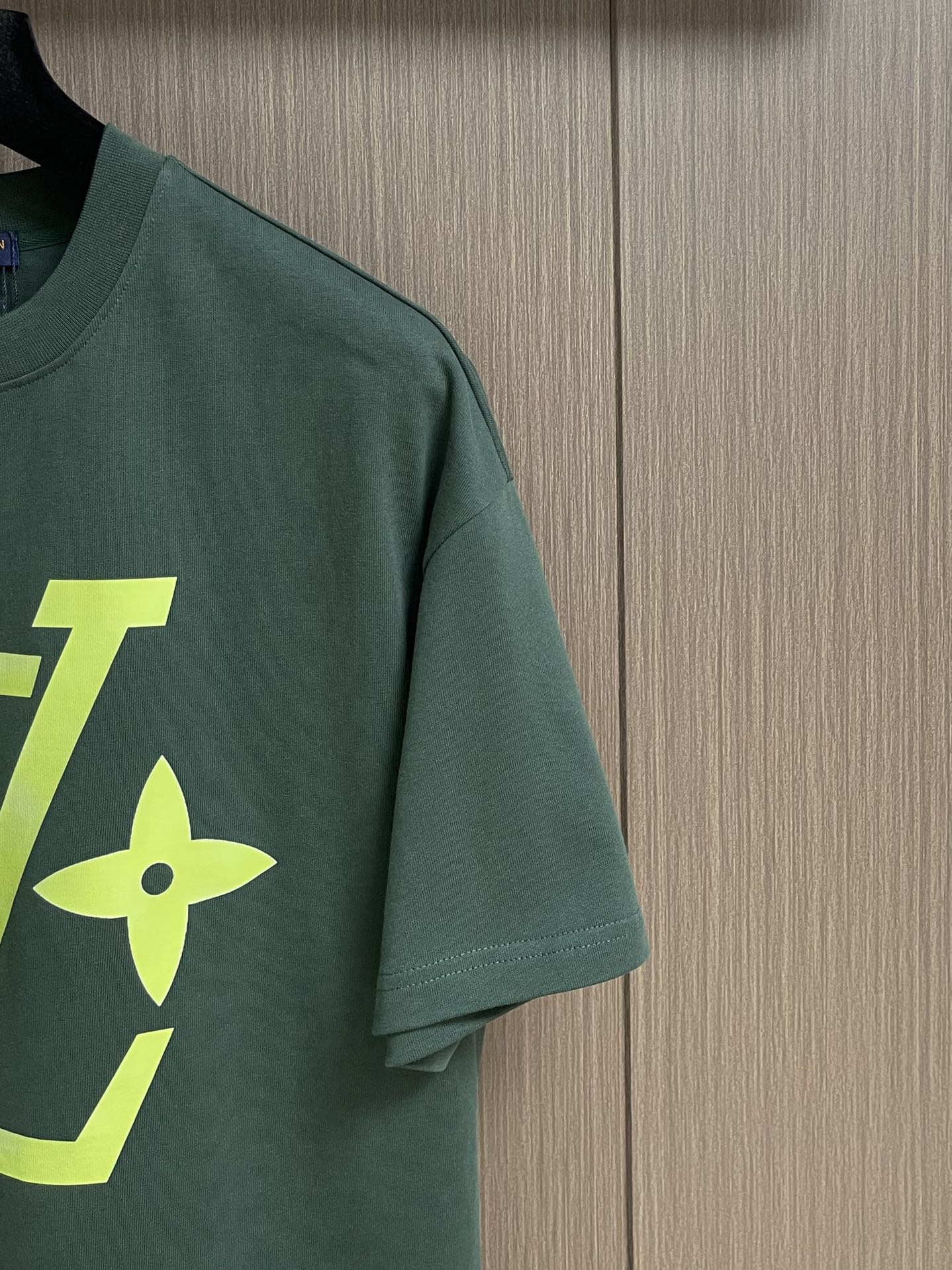 整套 
LV 2025SS春夏新款标识 logo 情侣款短袖T恤短裤套装，精工字母印花，32支双全精梳棉