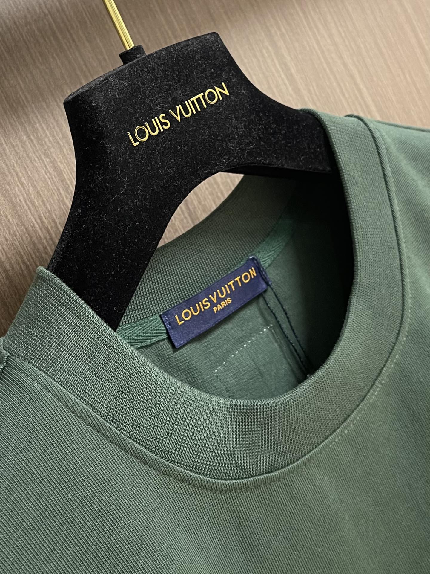 整套 
LV 2025SS春夏新款标识 logo 情侣款短袖T恤短裤套装，精工字母印花，32支双全精梳棉