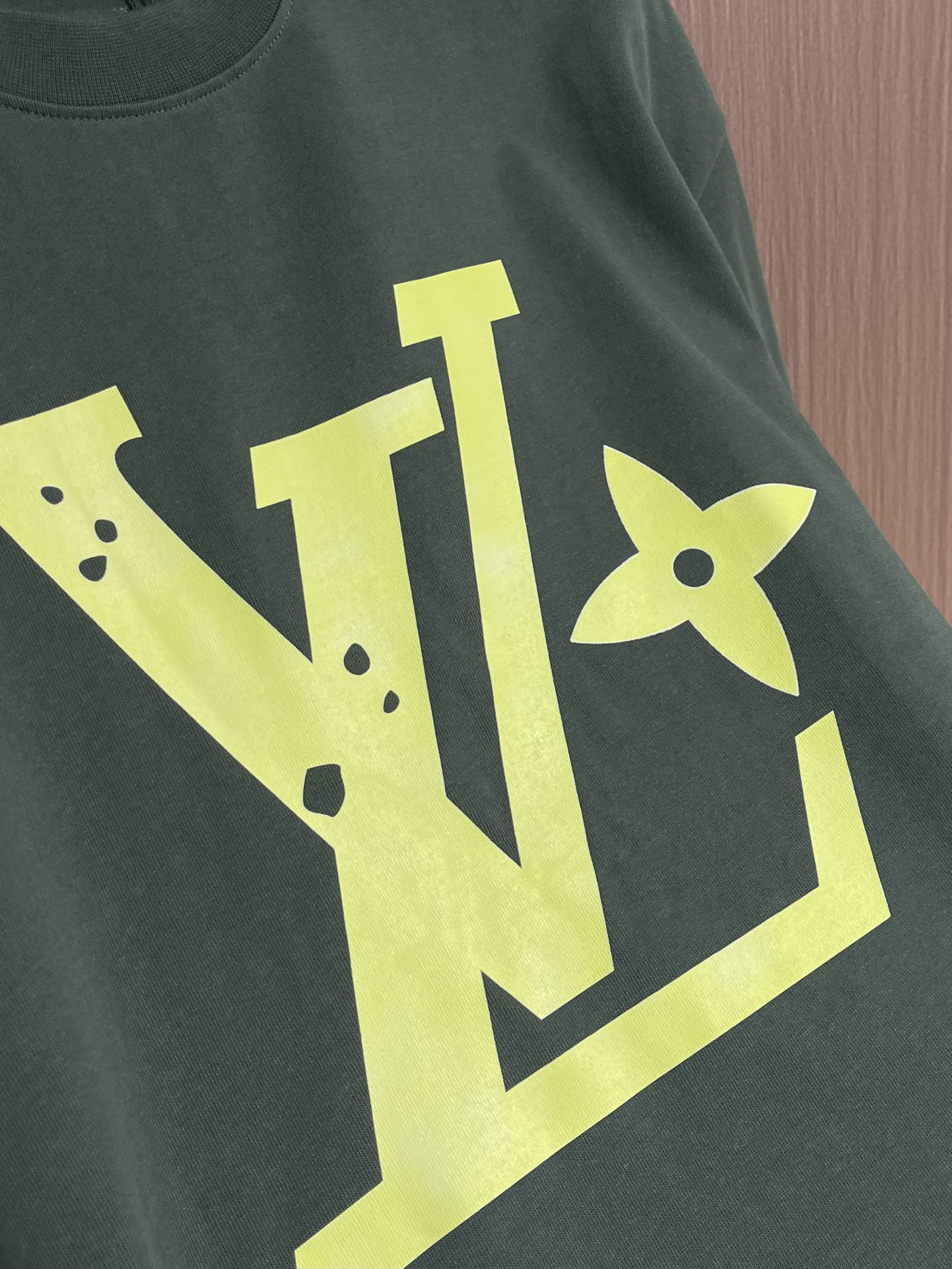 整套 
LV 2025SS春夏新款标识 logo 情侣款短袖T恤短裤套装，精工字母印花，32支双全精梳棉