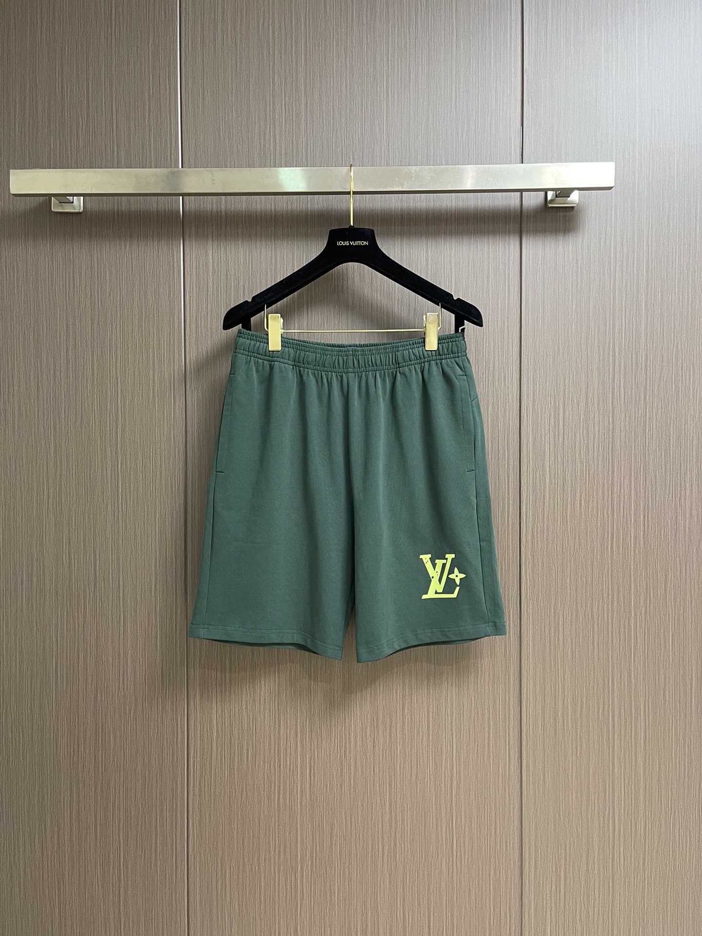 整套 
LV 2025SS春夏新款标识 logo 情侣款短袖T恤短裤套装，精工字母印花，32支双全精梳棉