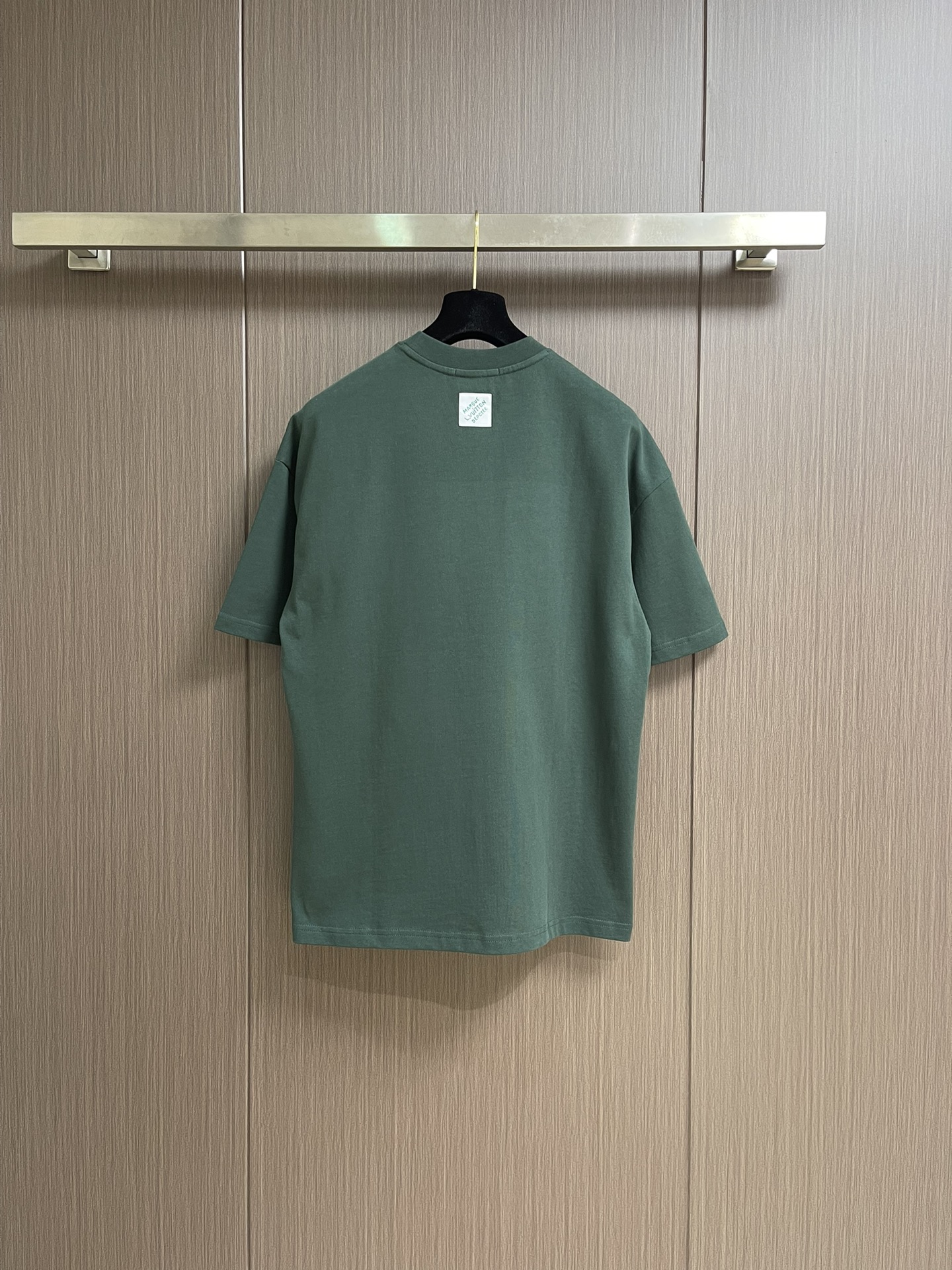 整套 
LV 2025SS春夏新款标识 logo 情侣款短袖T恤短裤套装，精工字母印花，32支双全精梳棉