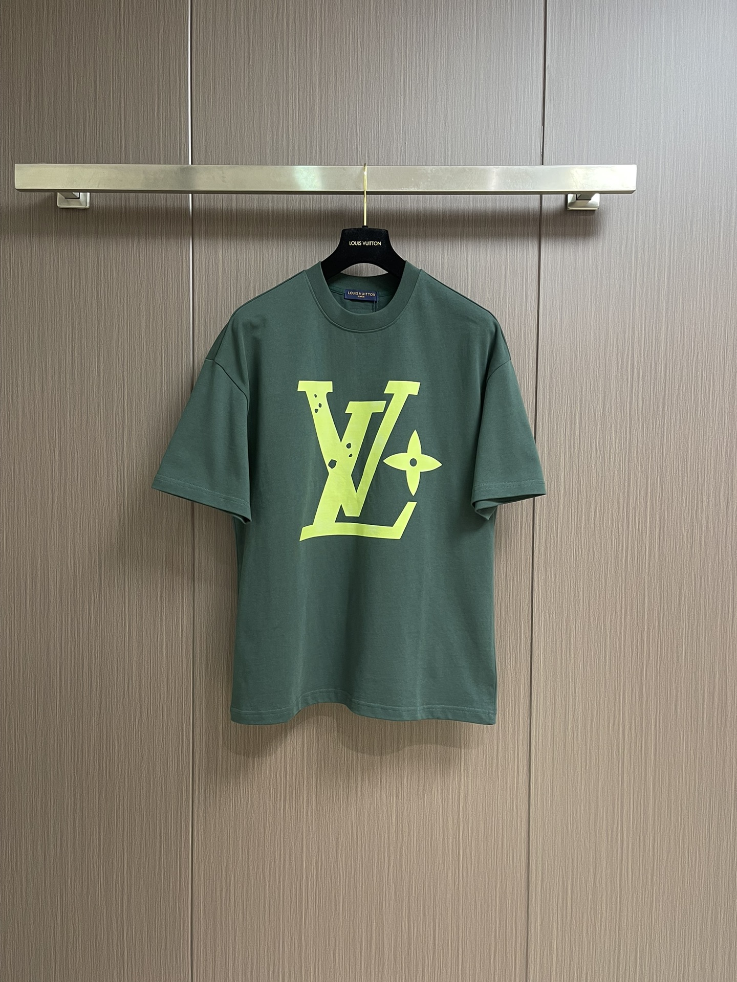 整套 
LV 2025SS春夏新款标识 logo 情侣款短袖T恤短裤套装，精工字母印花，32支双全精梳棉