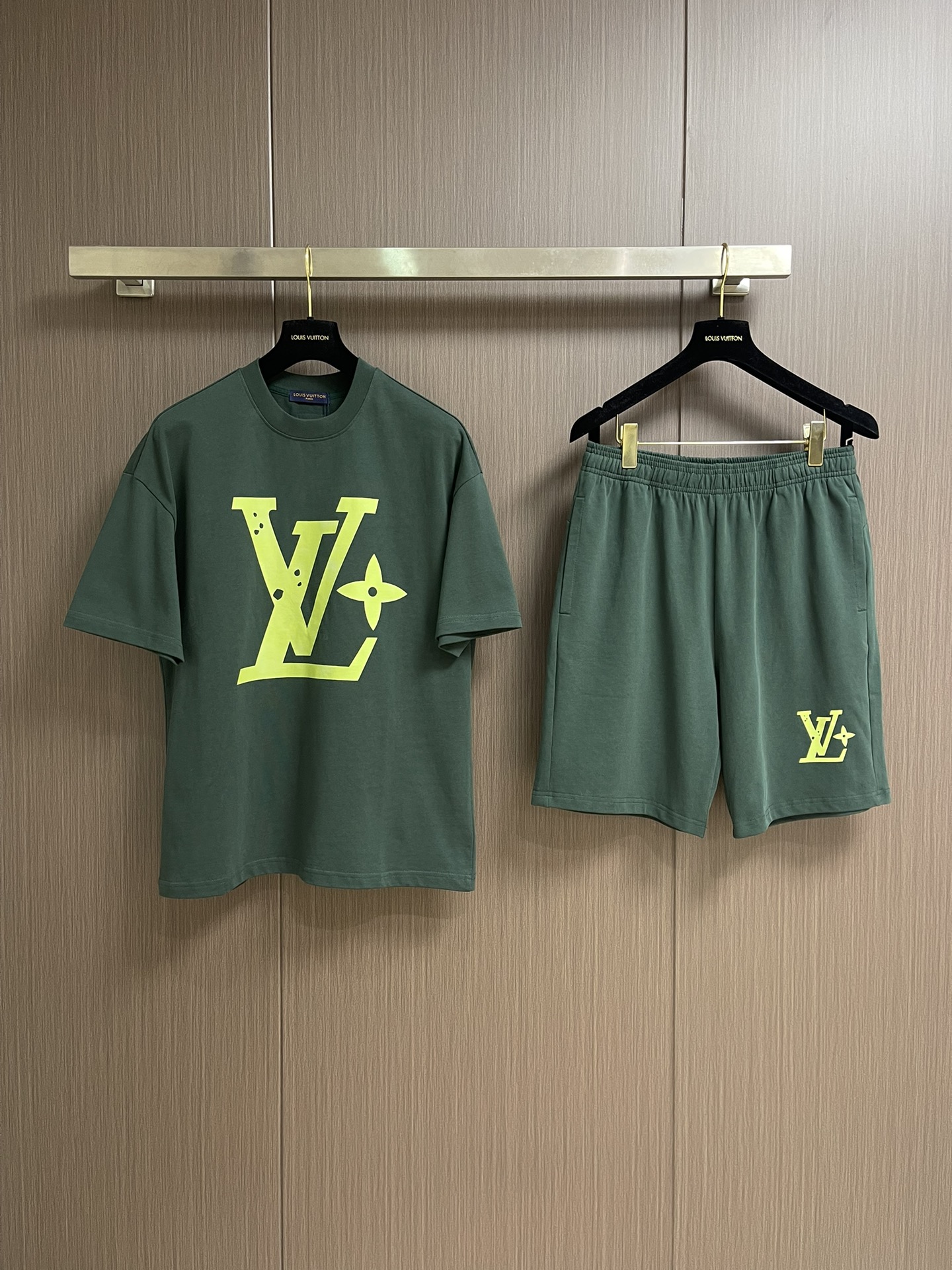 整套 
LV 2025SS春夏新款标识 logo 情侣款短袖T恤短裤套装，精工字母印花，32支双全精梳棉