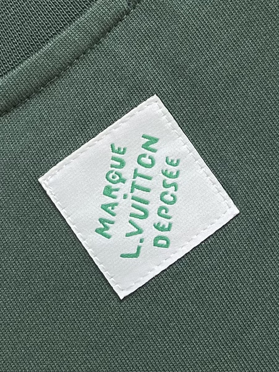 整套 
LV 2025SS春夏新款标识 logo 情侣款短袖T恤短裤套装，精工字母印花，32支双全精梳棉