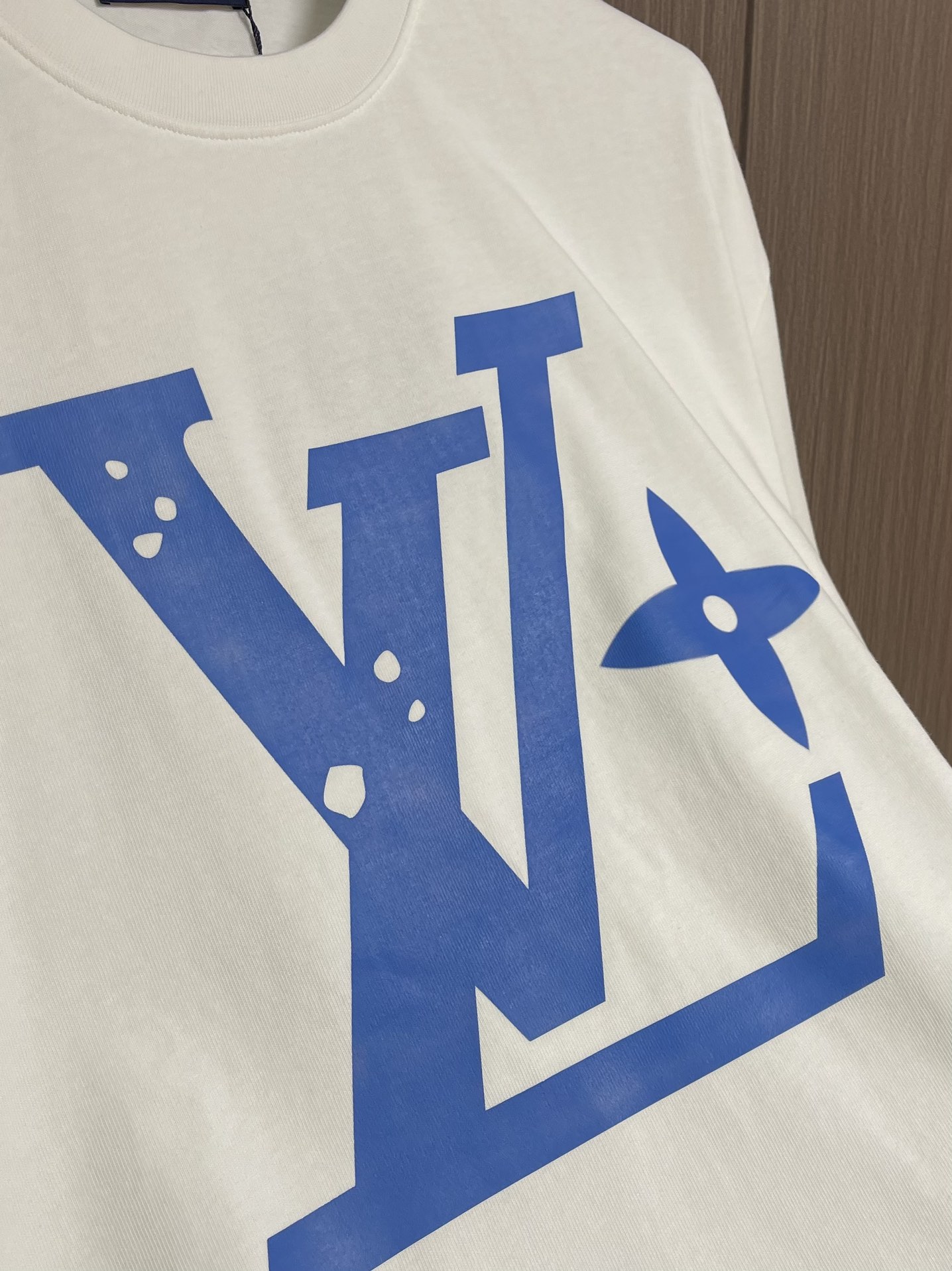 整套 
LV 2025SS春夏新款标识 logo 情侣款短袖T恤短裤套装，精工字母印花，32支双全精梳棉