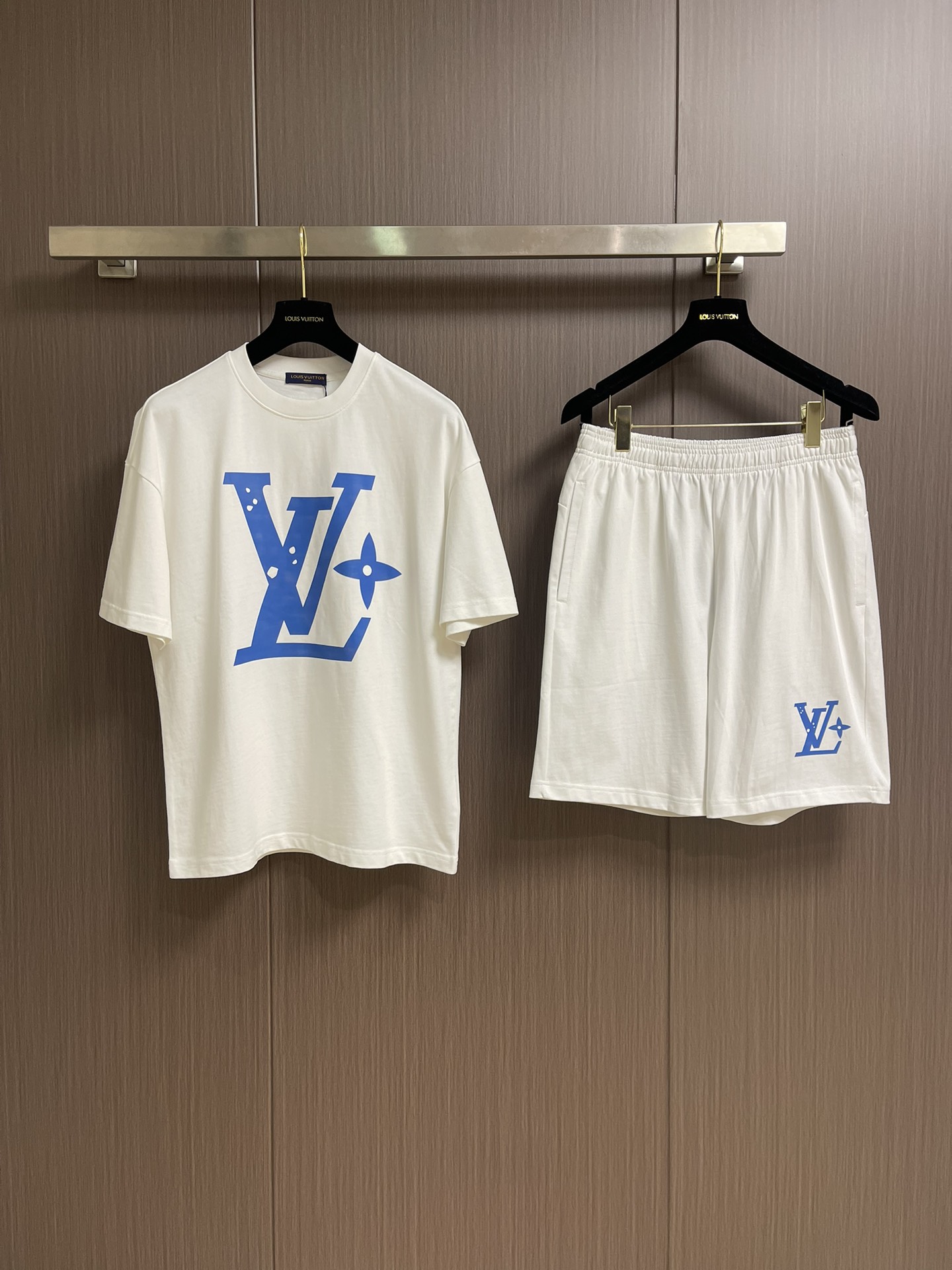 整套 
LV 2025SS春夏新款标识 logo 情侣款短袖T恤短裤套装，精工字母印花，32支双全精梳棉