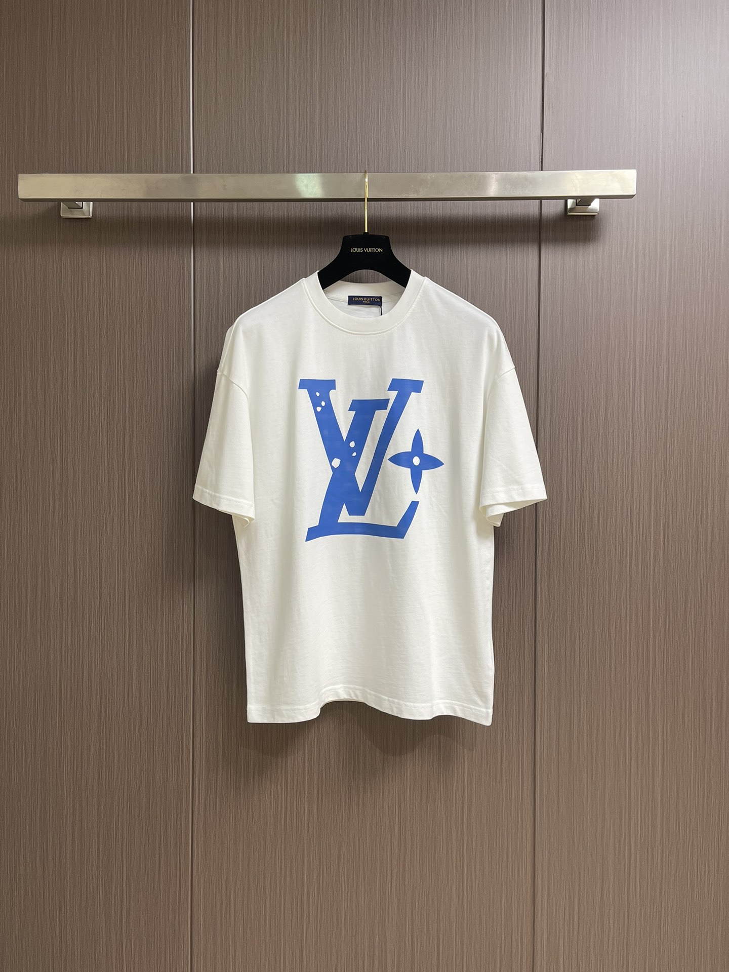 NO:518359,The whole set of LV 2025SS spring and summer new logo logo couple short-sleeved T-shirt shorts set, seiko letter printing, 32 double fully combed cotton textile fabric, simple and classic!  The fabric has a delicate and soft touch, and is very skin-friendly and breathable, making the upper body more fashionable and stylish!  All the details are perfect, and the quality can stand the scrutiny and inspection!  Casual loose style cut, versatile styles for both men and women, and paired with couple outfits is more eye-catching and pleasing to the eye. Size M-XXL, louis vuitton, shorts, T-shirt, tees, t-shirt, alexander wang19860909整套 LV 2025SS春夏新款标识 logo 情侣款短袖T恤短裤套装,精工字母印花,32支双全精梳棉纺织面料,简约经典！面料触感细腻柔软,着穿非常的亲肤透气,上身效果更加时髦有型！所有细节均相当完美,品质经得起推敲与检验！休闲宽松的版型裁剪,男女均可上身的百搭款式,搭配情侣装出街更为吸睛养眼.尺码M-XXL,,louis vuitton,shorts,T-shirt,tees，t-shirt,alexander wang,Men's clothing