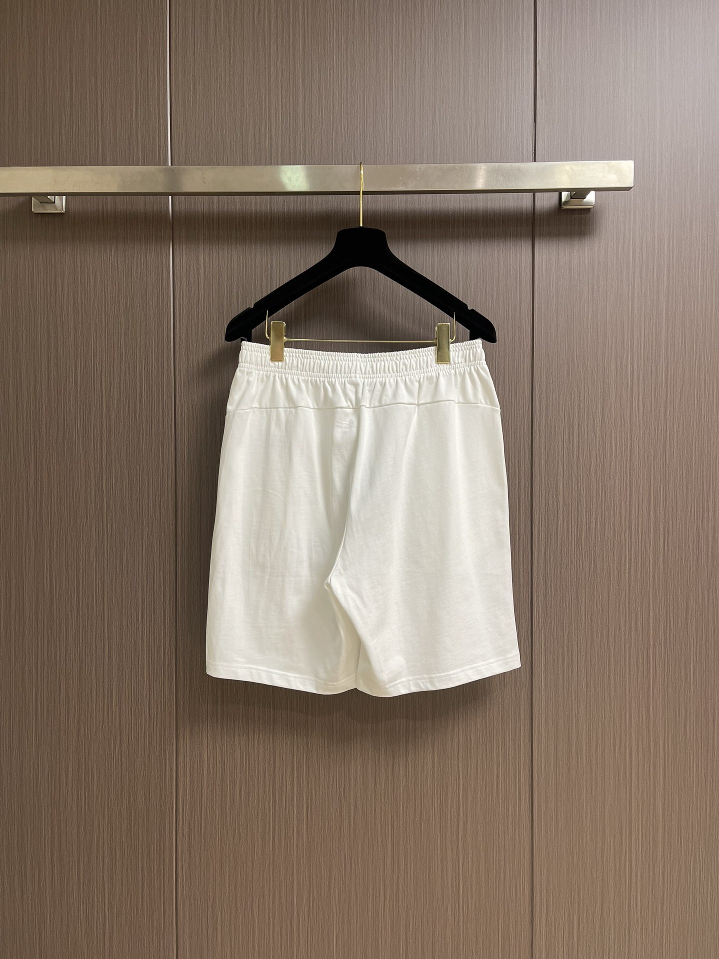 整套 
LV 2025SS春夏新款标识 logo 情侣款短袖T恤短裤套装，精工字母印花，32支双全精梳棉