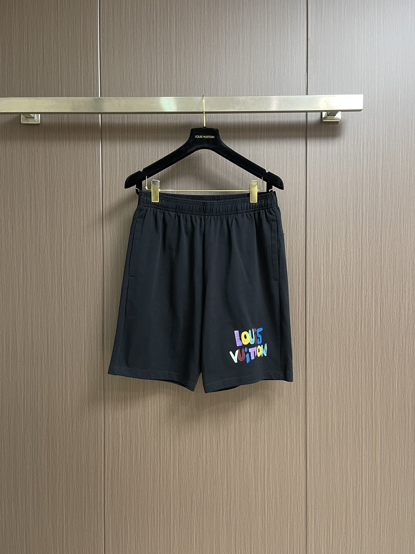 整套 
LV 2025SS 限定新品涂鸦logo印花短袖T恤，基础简约百搭款式，面料采用是高克重的针织棉