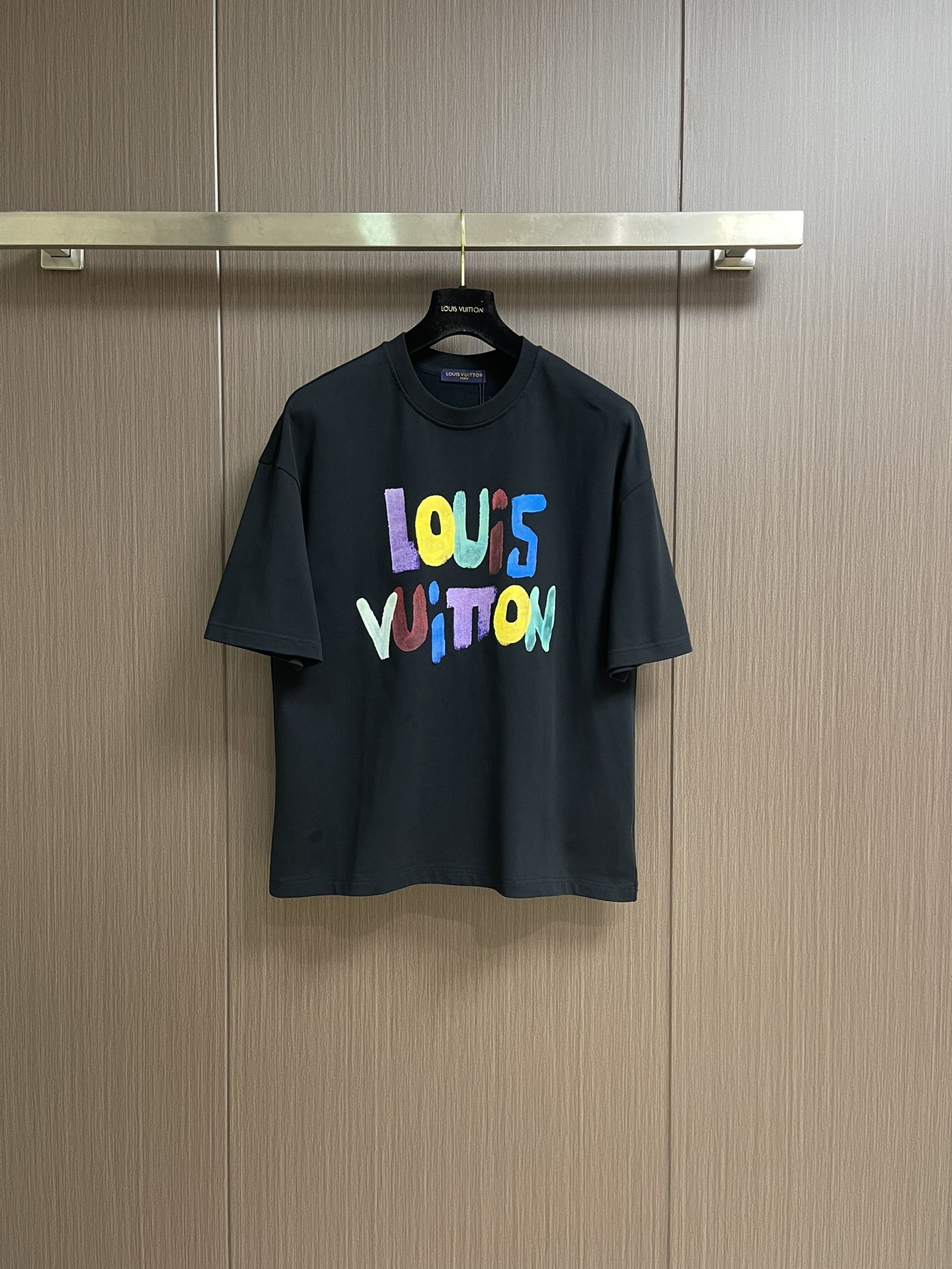 整套 
LV 2025SS 限定新品涂鸦logo印花短袖T恤，基础简约百搭款式，面料采用是高克重的针织棉