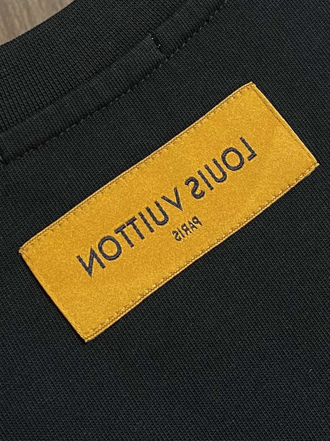 整套 
LV 2025SS 限定新品涂鸦logo印花短袖T恤，基础简约百搭款式，面料采用是高克重的针织棉