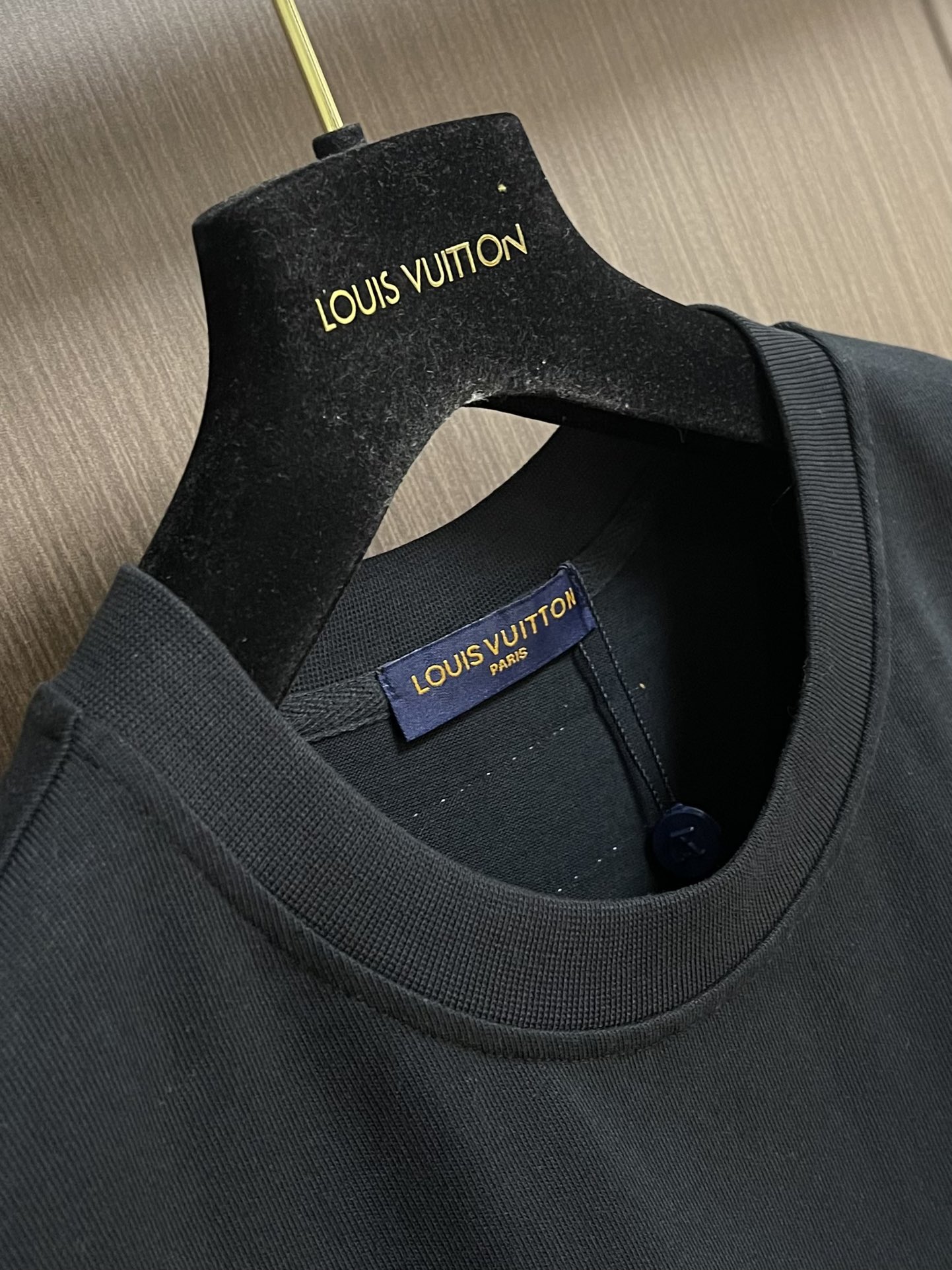 整套 
LV 2025SS 限定新品涂鸦logo印花短袖T恤，基础简约百搭款式，面料采用是高克重的针织棉