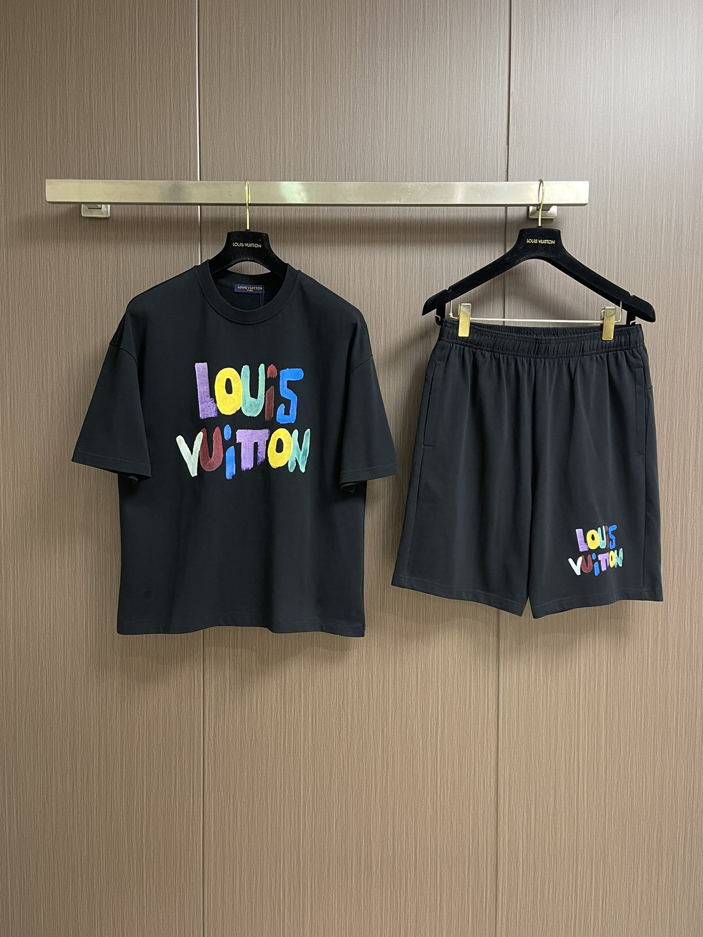 整套 
LV 2025SS 限定新品涂鸦logo印花短袖T恤，基础简约百搭款式，面料采用是高克重的针织棉