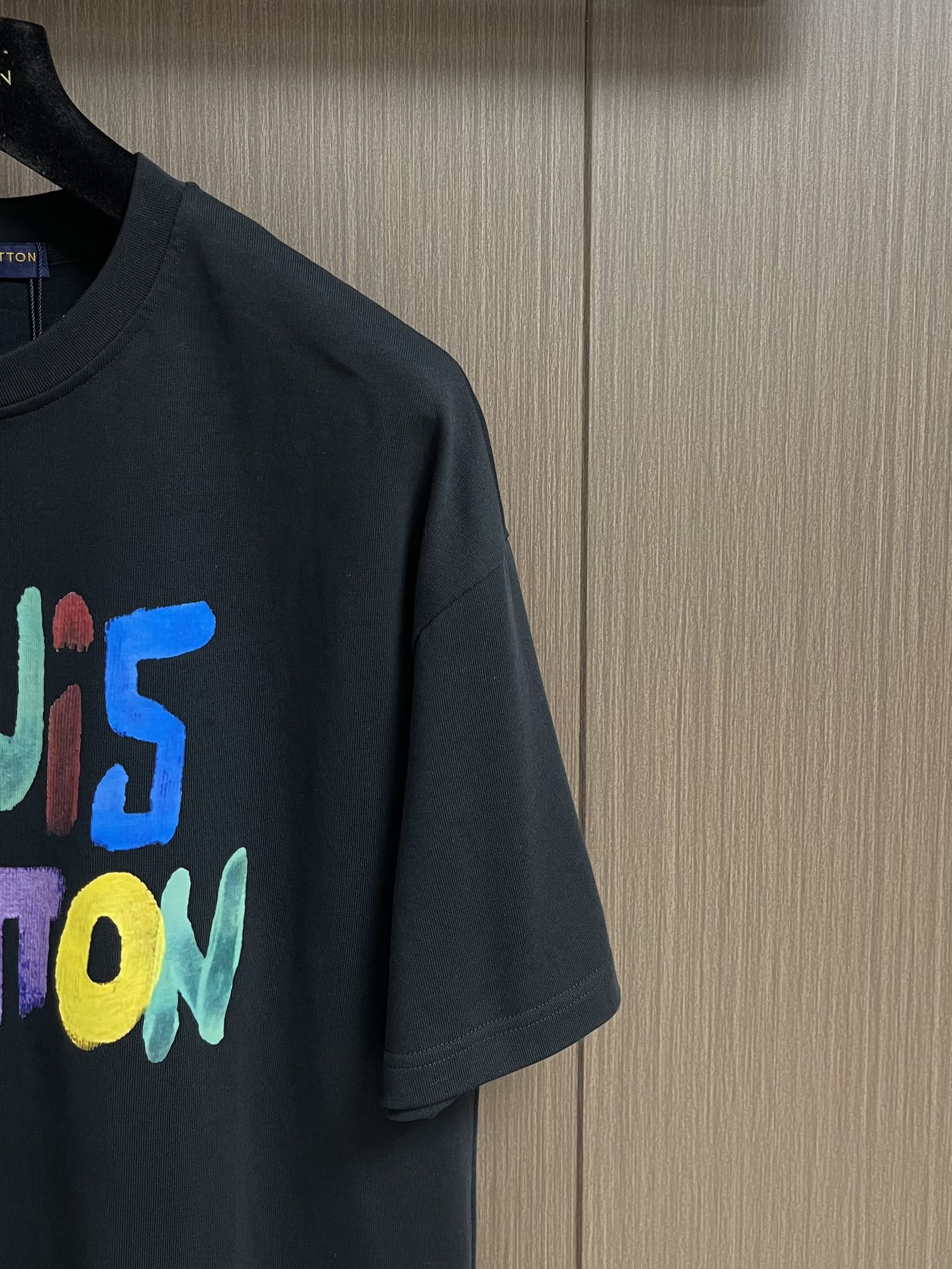 整套 
LV 2025SS 限定新品涂鸦logo印花短袖T恤，基础简约百搭款式，面料采用是高克重的针织棉