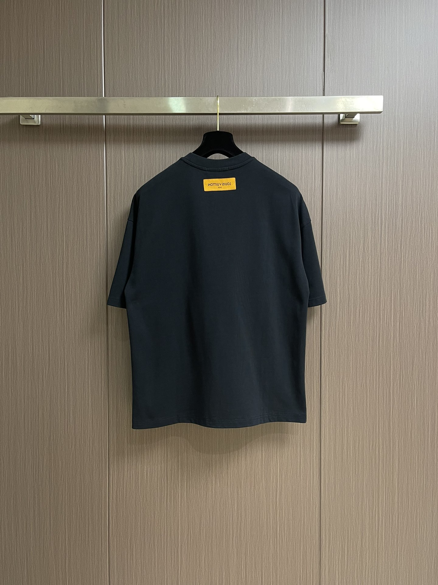 整套 
LV 2025SS 限定新品涂鸦logo印花短袖T恤，基础简约百搭款式，面料采用是高克重的针织棉