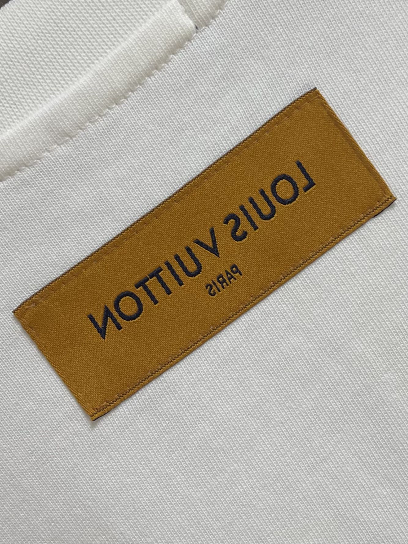 整套 
LV 2025SS 限定新品涂鸦logo印花短袖T恤，基础简约百搭款式，面料采用是高克重的针织棉