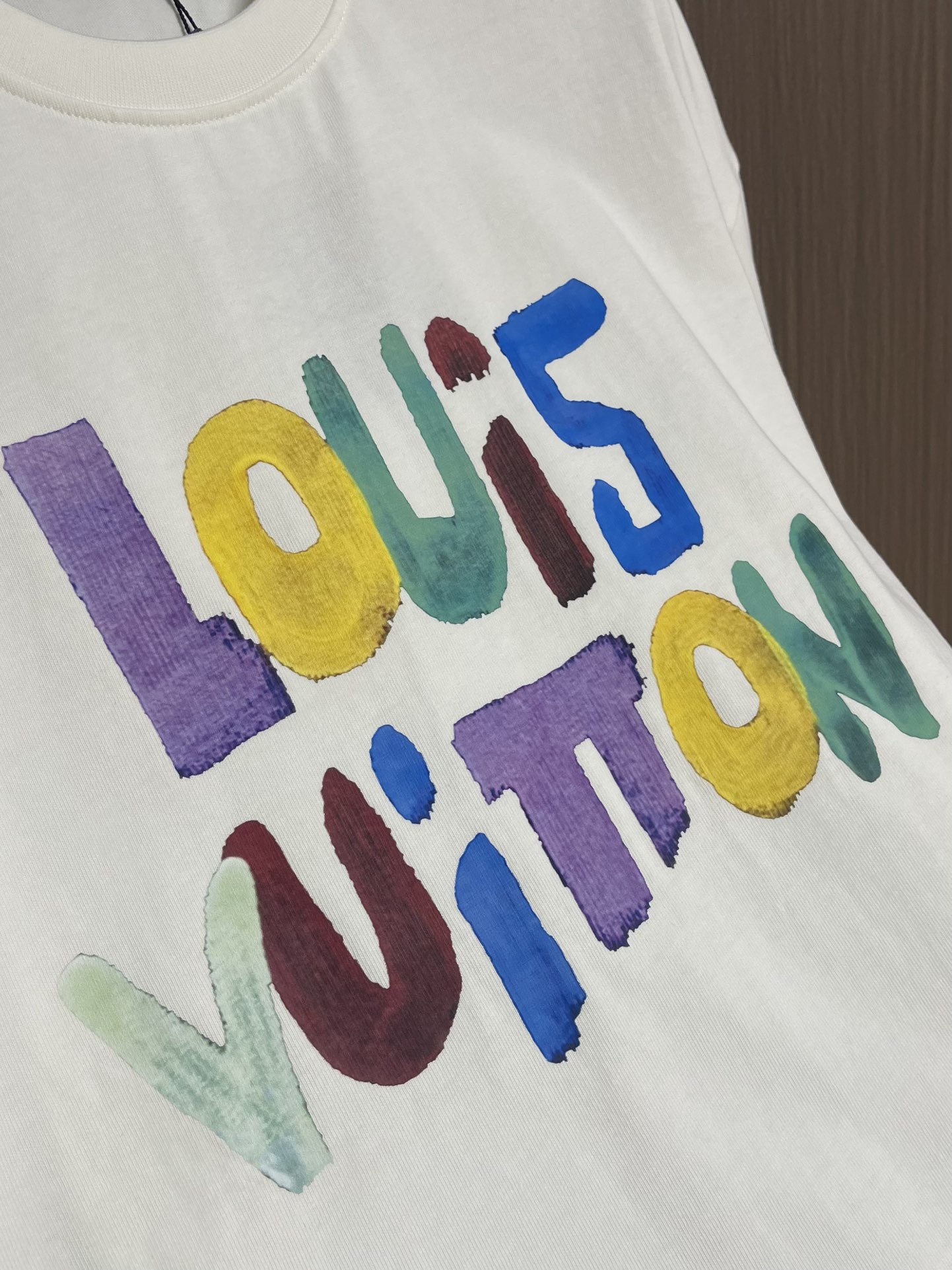 整套 
LV 2025SS 限定新品涂鸦logo印花短袖T恤，基础简约百搭款式，面料采用是高克重的针织棉