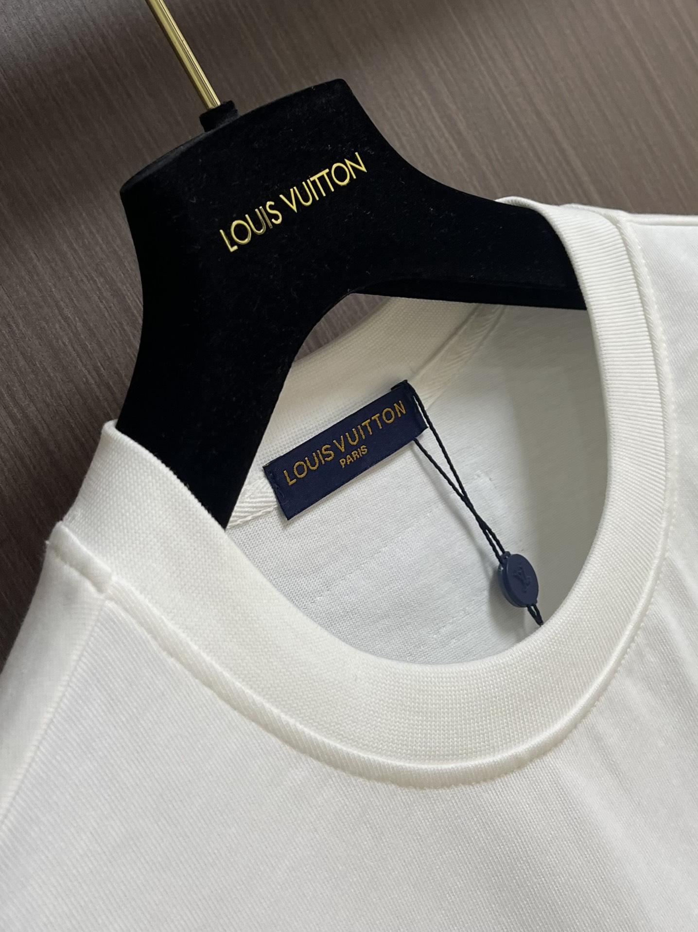 整套 
LV 2025SS 限定新品涂鸦logo印花短袖T恤，基础简约百搭款式，面料采用是高克重的针织棉