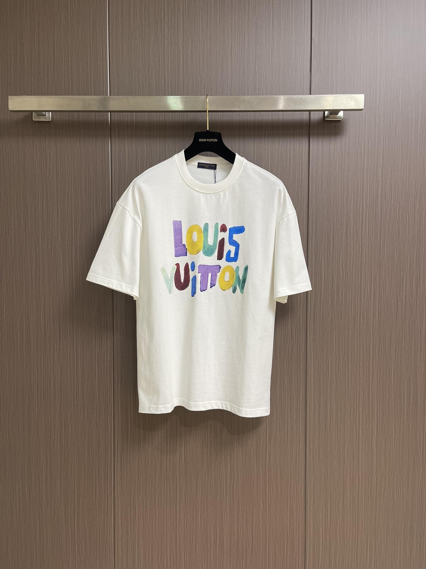 NO:518362,The entire set of LV 2025SS limited new product graffiti logo printed short-sleeved T-shirt, basic simple and versatile style, the fabric is made of high-weight knitted cotton fabric, soft and solid, with a full texture, sharp contrast, as always loose style, easy for boys and girls to control, the same style for men and women. Size M-XXL,,louis vuitton, T-shirt,tees, t-shirt,alexander wang19860909整套 LV 2025SS 限定新品涂鸦logo印花短袖T恤,基础简约百搭款式,面料采用是高克重的针织棉布料,柔软扎实,质感满分,对比鲜明,一如既往的宽松版型,男生女生轻松上身驾驭,男女同款.尺码M-XXL,,louis vuitton,T-shirt,tees，t-shirt,alexander wang,Men's clothing