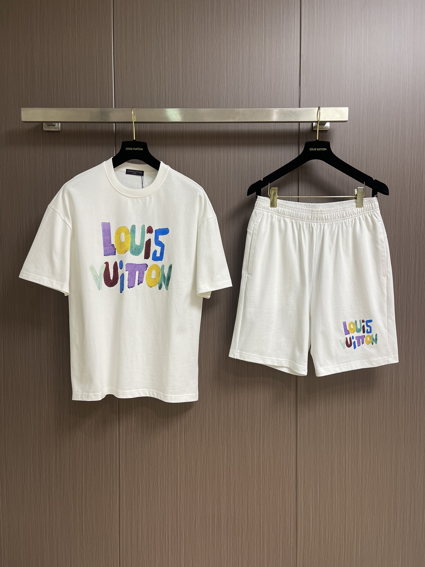 整套 
LV 2025SS 限定新品涂鸦logo印花短袖T恤，基础简约百搭款式，面料采用是高克重的针织棉