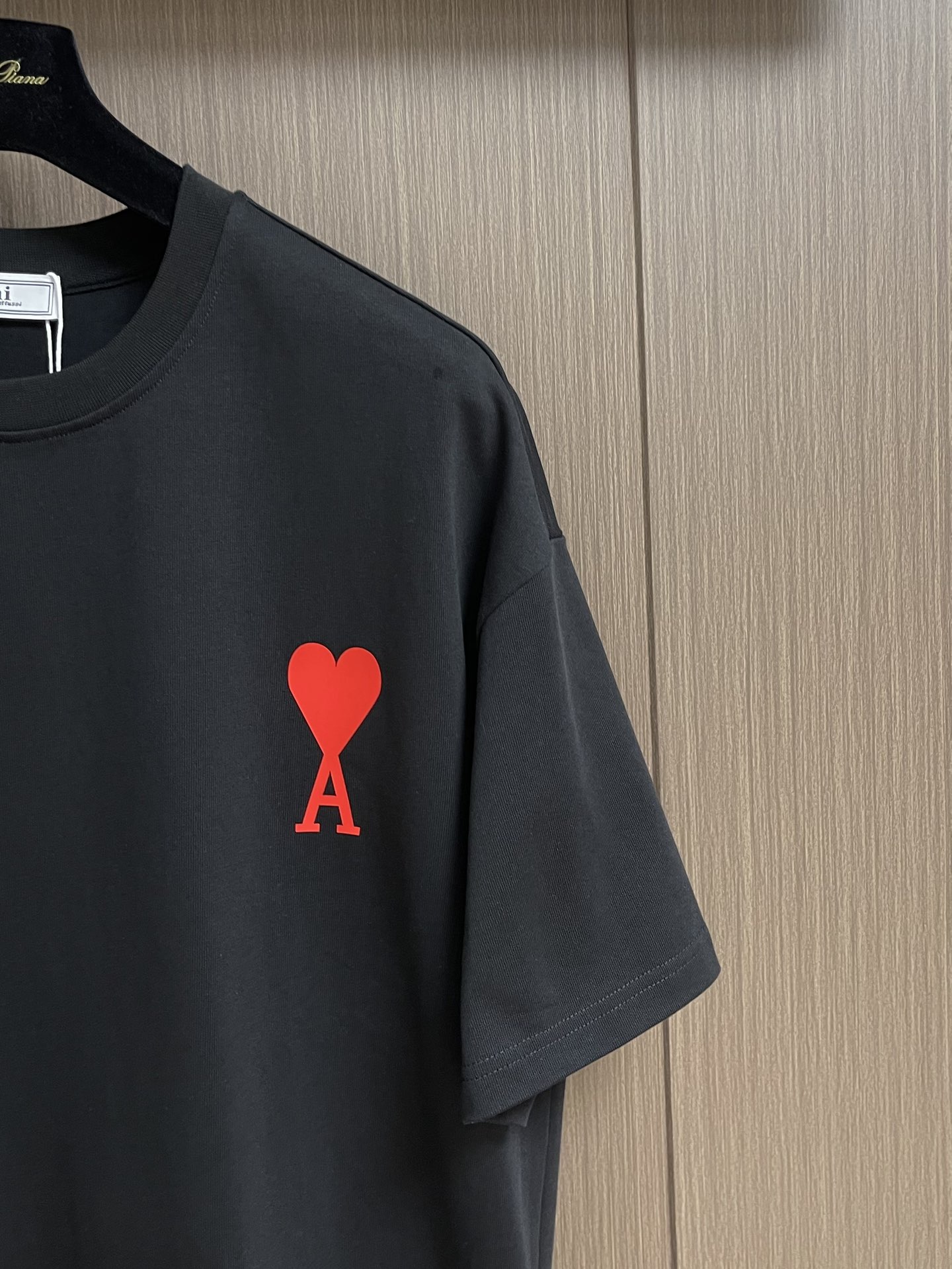 整套 
Ami 印花爱心短袖T恤短裤套装，采用彩砂面料，这款t恤的亮点就在于它独特的红心a图案设计，简约