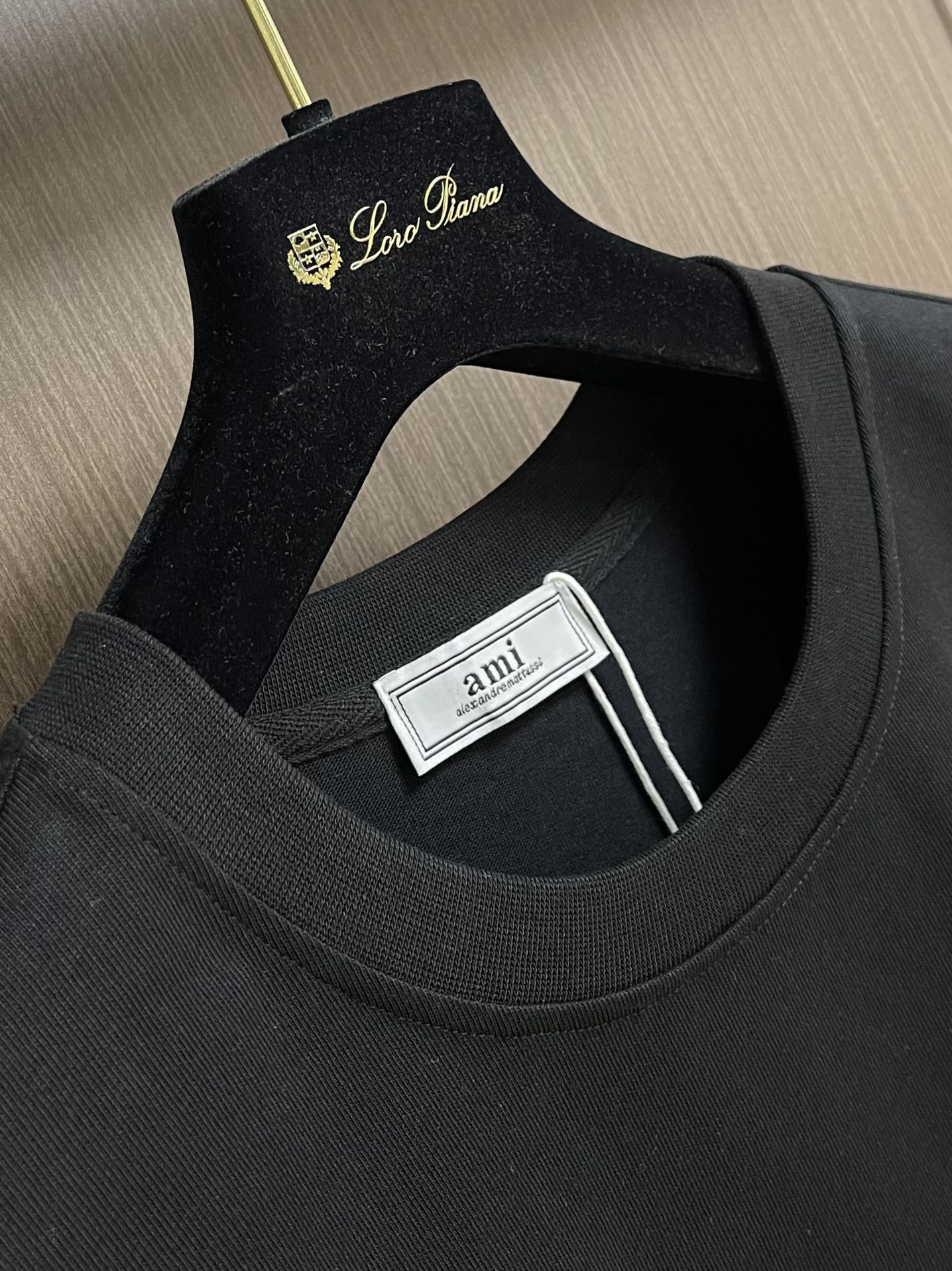 整套 
Ami 印花爱心短袖T恤短裤套装，采用彩砂面料，这款t恤的亮点就在于它独特的红心a图案设计，简约