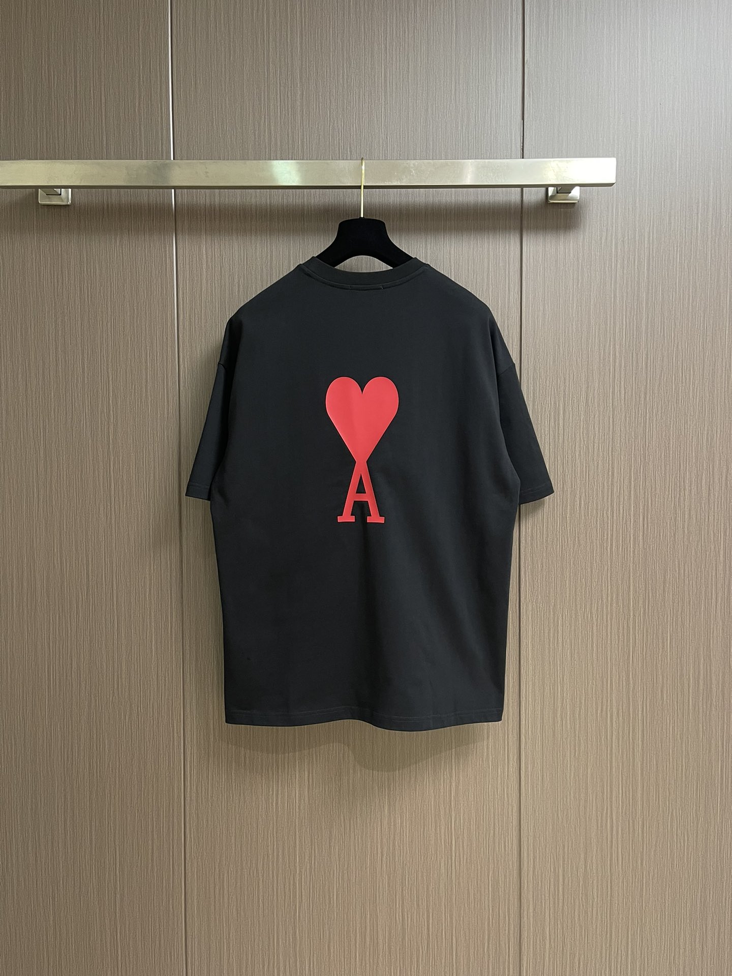 整套 
Ami 印花爱心短袖T恤短裤套装，采用彩砂面料，这款t恤的亮点就在于它独特的红心a图案设计，简约