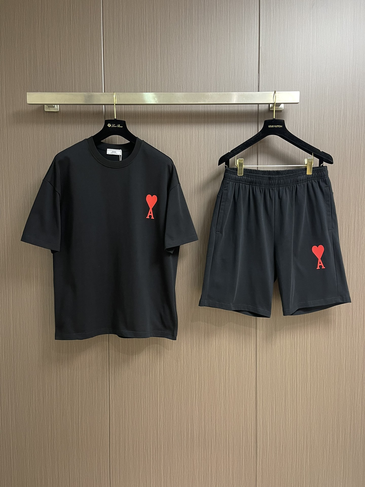 整套 
Ami 印花爱心短袖T恤短裤套装，采用彩砂面料，这款t恤的亮点就在于它独特的红心a图案设计，简约