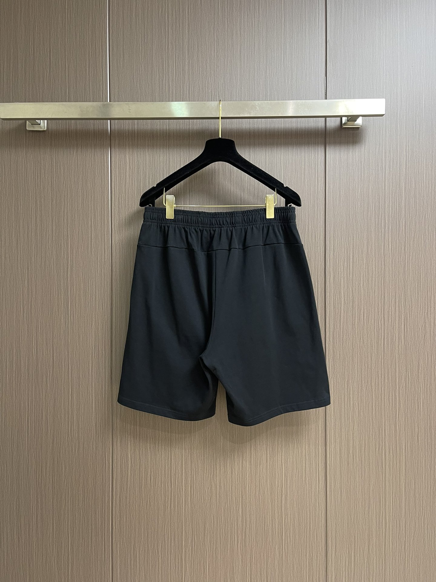 整套 
Ami 印花爱心短袖T恤短裤套装，采用彩砂面料，这款t恤的亮点就在于它独特的红心a图案设计，简约