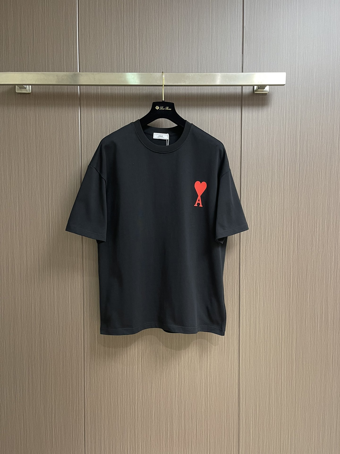 整套 
Ami 印花爱心短袖T恤短裤套装，采用彩砂面料，这款t恤的亮点就在于它独特的红心a图案设计，简约