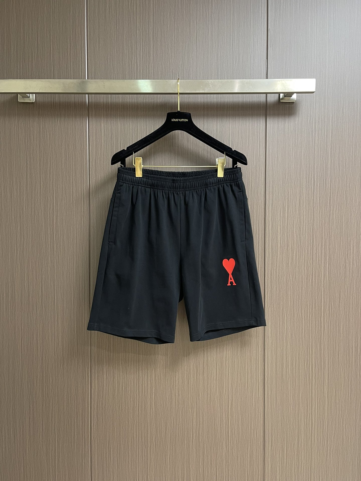 整套 
Ami 印花爱心短袖T恤短裤套装，采用彩砂面料，这款t恤的亮点就在于它独特的红心a图案设计，简约