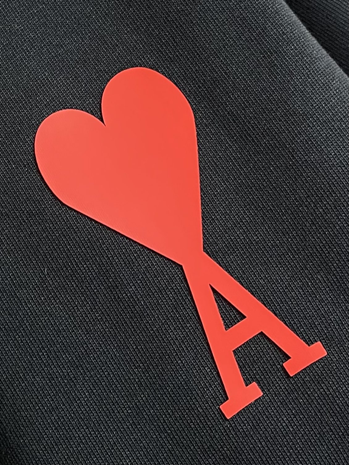 整套 
Ami 印花爱心短袖T恤短裤套装，采用彩砂面料，这款t恤的亮点就在于它独特的红心a图案设计，简约