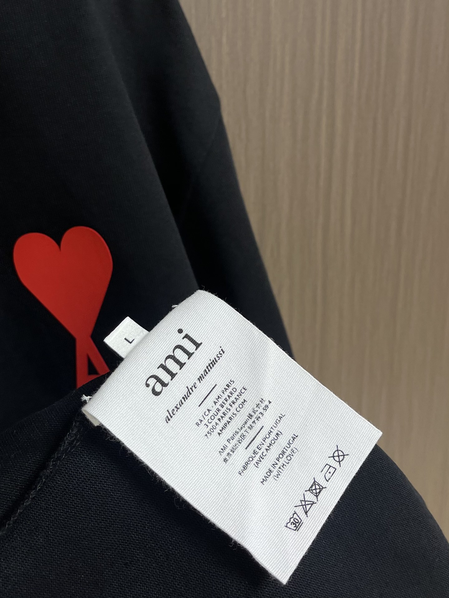 整套 
Ami 印花爱心短袖T恤短裤套装，采用彩砂面料，这款t恤的亮点就在于它独特的红心a图案设计，简约