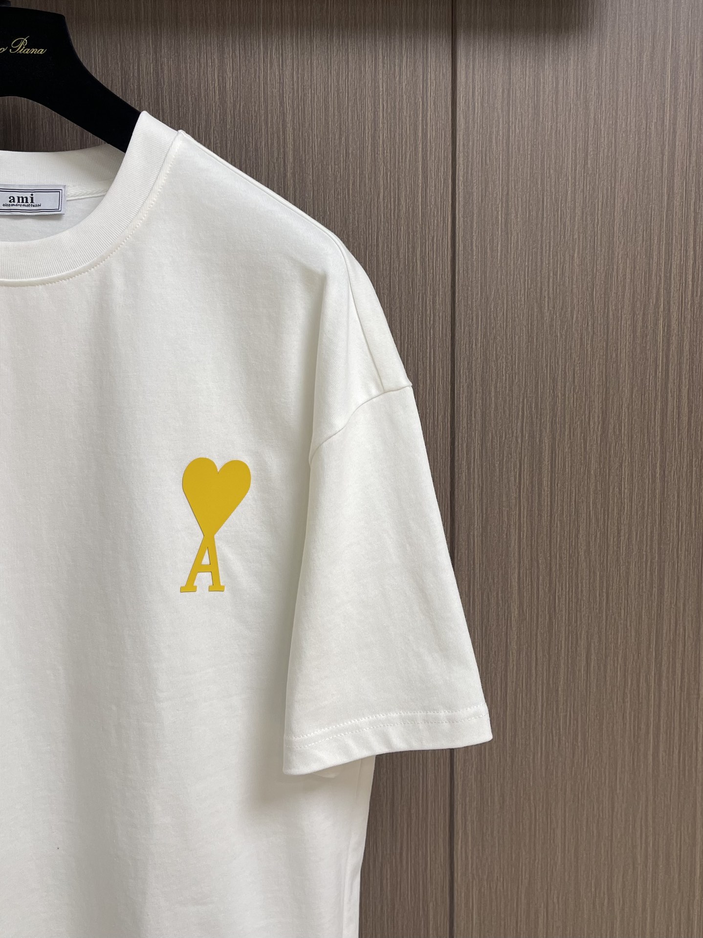 整套 
Ami 印花爱心短袖T恤短裤套装，采用彩砂面料，这款t恤的亮点就在于它独特的红心a图案设计，简约