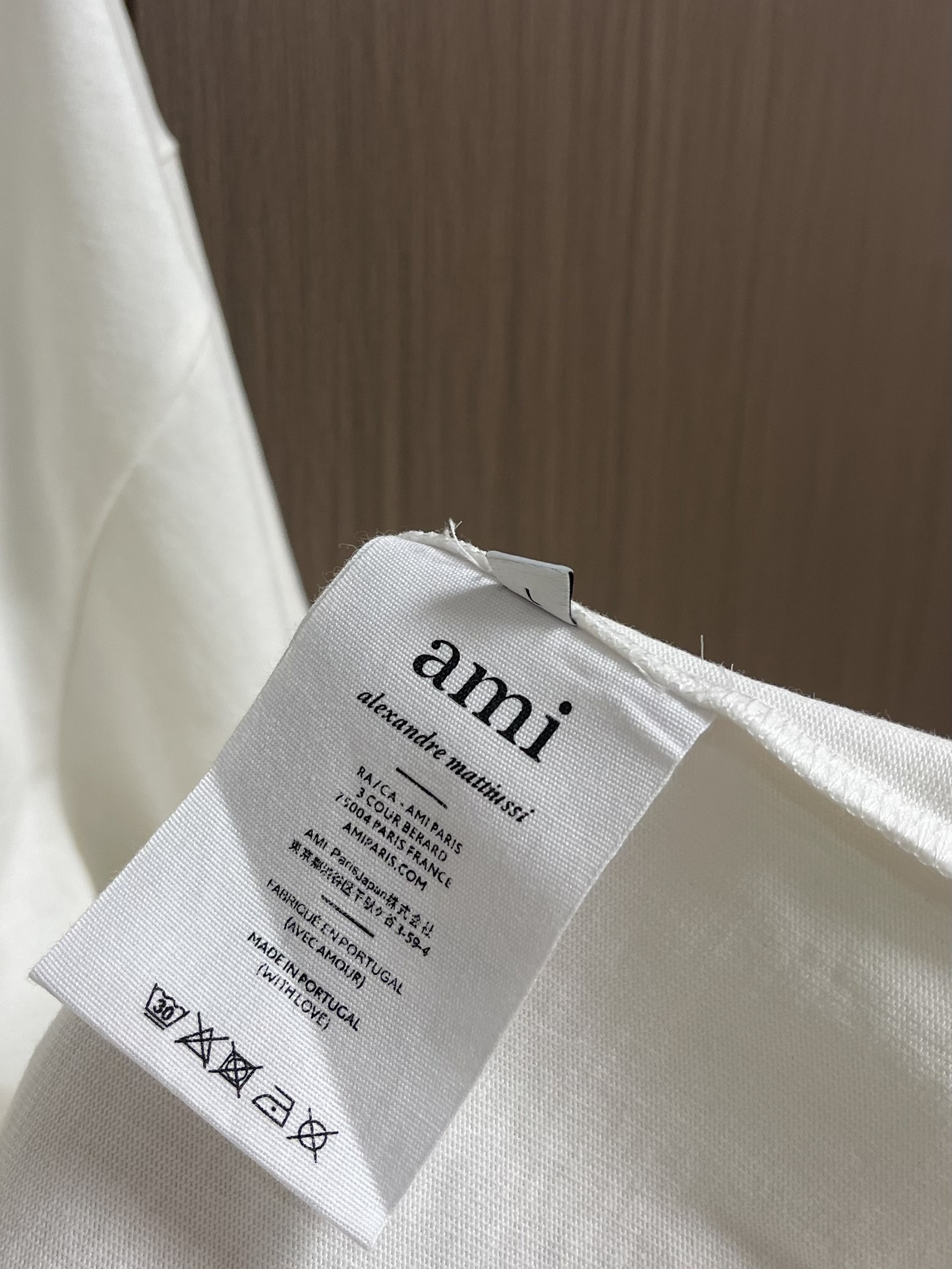 整套 
Ami 印花爱心短袖T恤短裤套装，采用彩砂面料，这款t恤的亮点就在于它独特的红心a图案设计，简约