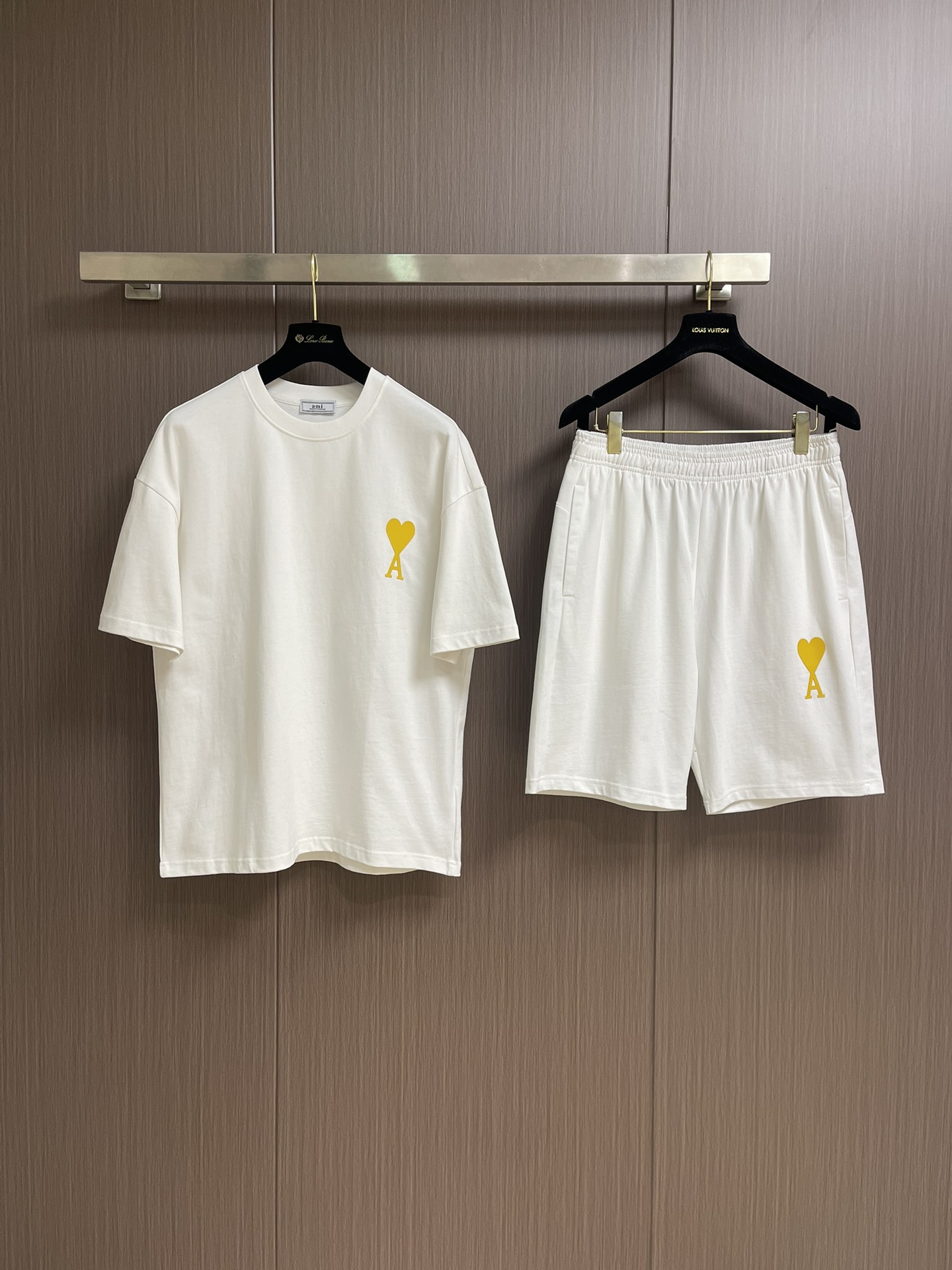 整套 
Ami 印花爱心短袖T恤短裤套装，采用彩砂面料，这款t恤的亮点就在于它独特的红心a图案设计，简约