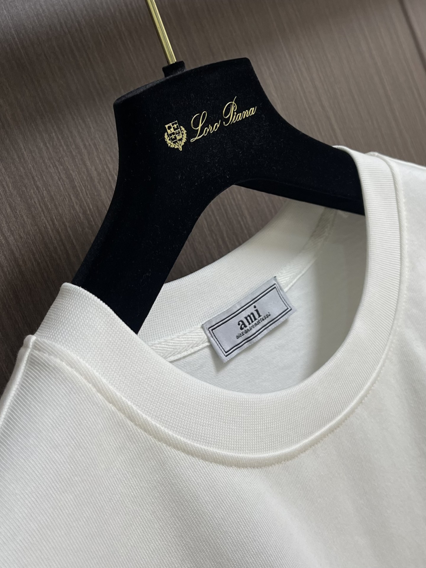 整套 
Ami 印花爱心短袖T恤短裤套装，采用彩砂面料，这款t恤的亮点就在于它独特的红心a图案设计，简约