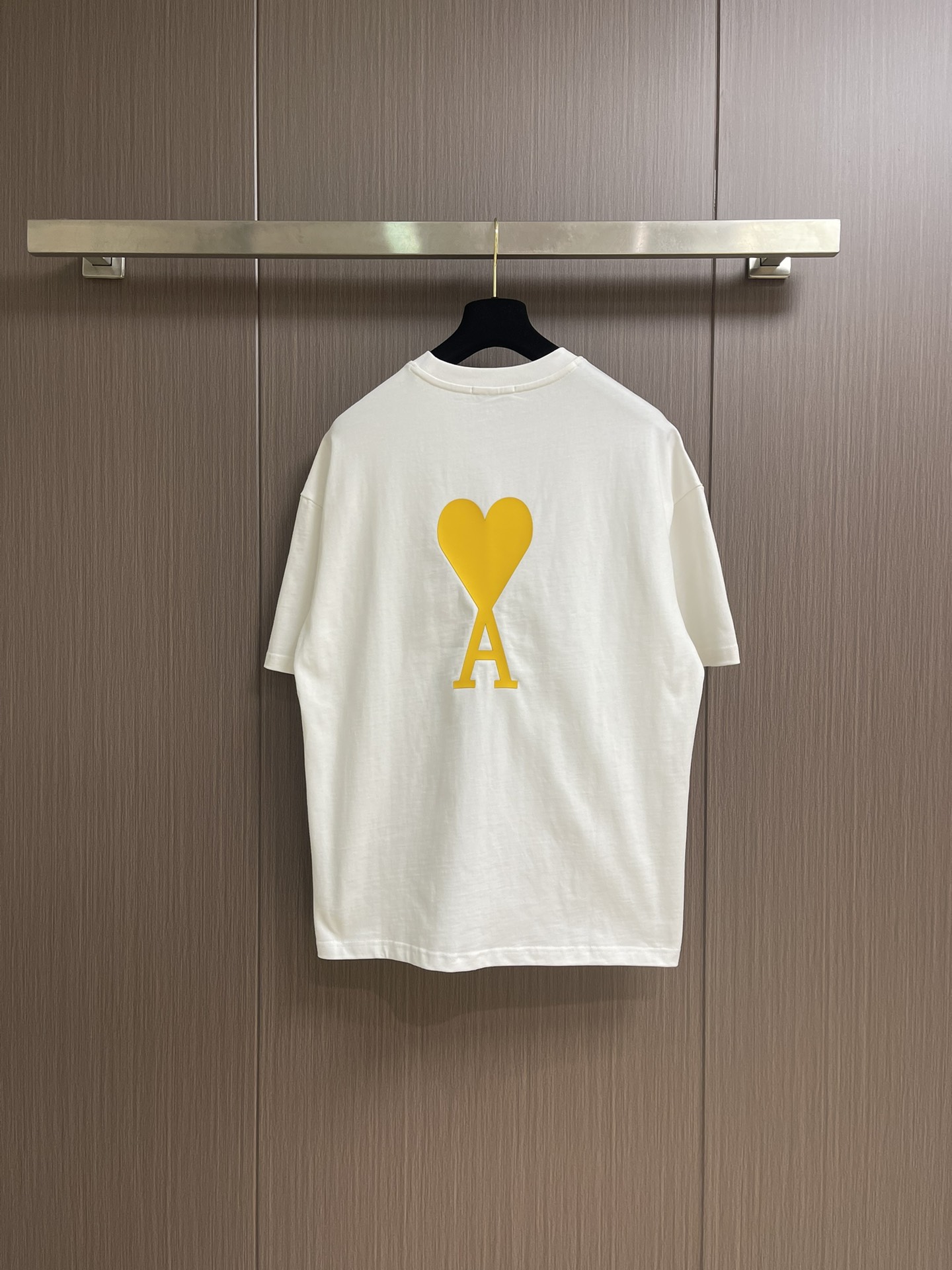 整套 
Ami 印花爱心短袖T恤短裤套装，采用彩砂面料，这款t恤的亮点就在于它独特的红心a图案设计，简约