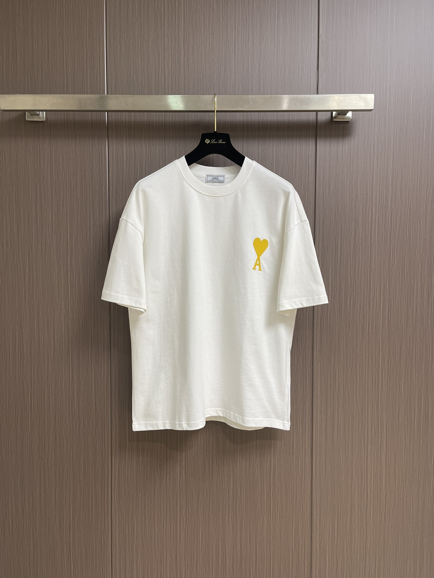 NO:518365,The whole set of Ami printed love short-sleeved T-shirt shorts set is made of colored sand fabric. The highlight of this T-shirt is its unique red heart a pattern design, simple but not without fashion sense. Red heart a represents luck and charm. When worn, it seems to have endless good luck and new gravity. The fabric is soft and comfortable, breathable, and the style is well-fitting without tightness. Not only that, this red heart a is also a very versatile item, the same style as men and women, fashionable and light luxury versatile. Size M-XXL, shorts, T-shirt,tees, t-shirt, alexander wang19860909整套 Ami 印花爱心短袖T恤短裤套装,采用彩砂面料,这款t恤的亮点就在于它独特的红心a图案设计,简约而不失时尚感,红心a代表着幸运与魅力,穿上它仿佛就拥有了无尽的好运和新引力,面料柔软舒适,透气性好,版型设计合身而不紧绷,不不仅如此这款红心a还是一款非常百搭的单品,男女同款,时尚轻奢百搭 .尺码M-XXL,,shorts,T-shirt,tees，t-shirt,alexander wang,Men's clothing