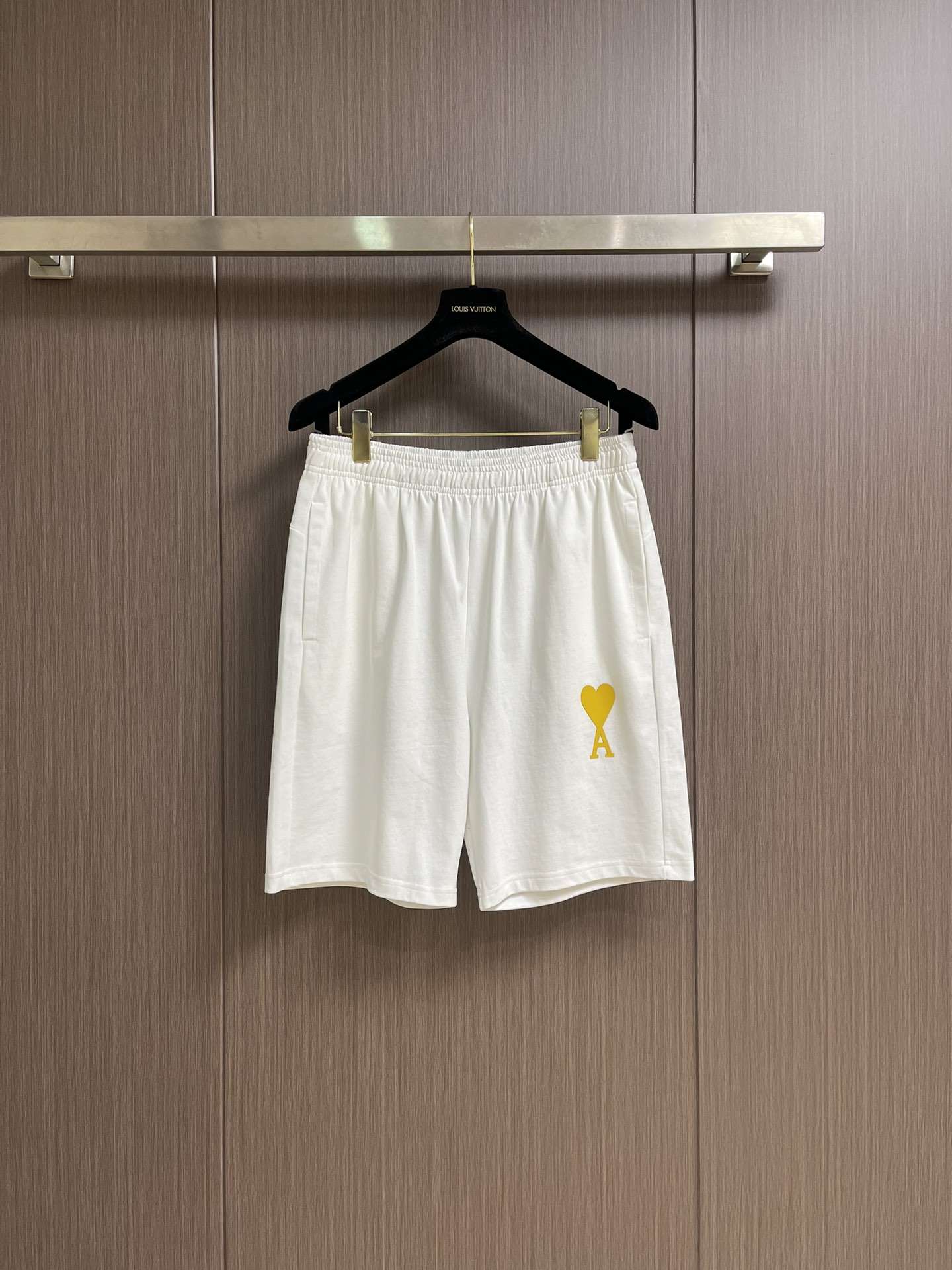 整套 
Ami 印花爱心短袖T恤短裤套装，采用彩砂面料，这款t恤的亮点就在于它独特的红心a图案设计，简约