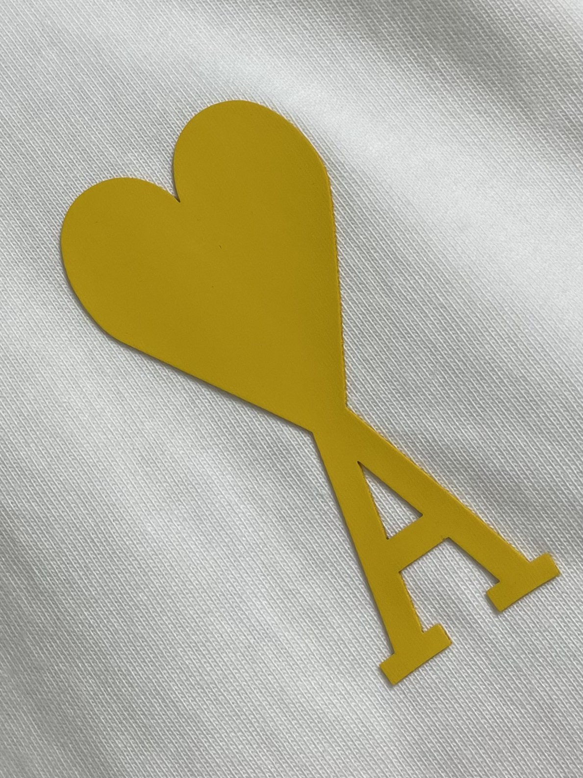 整套 
Ami 印花爱心短袖T恤短裤套装，采用彩砂面料，这款t恤的亮点就在于它独特的红心a图案设计，简约