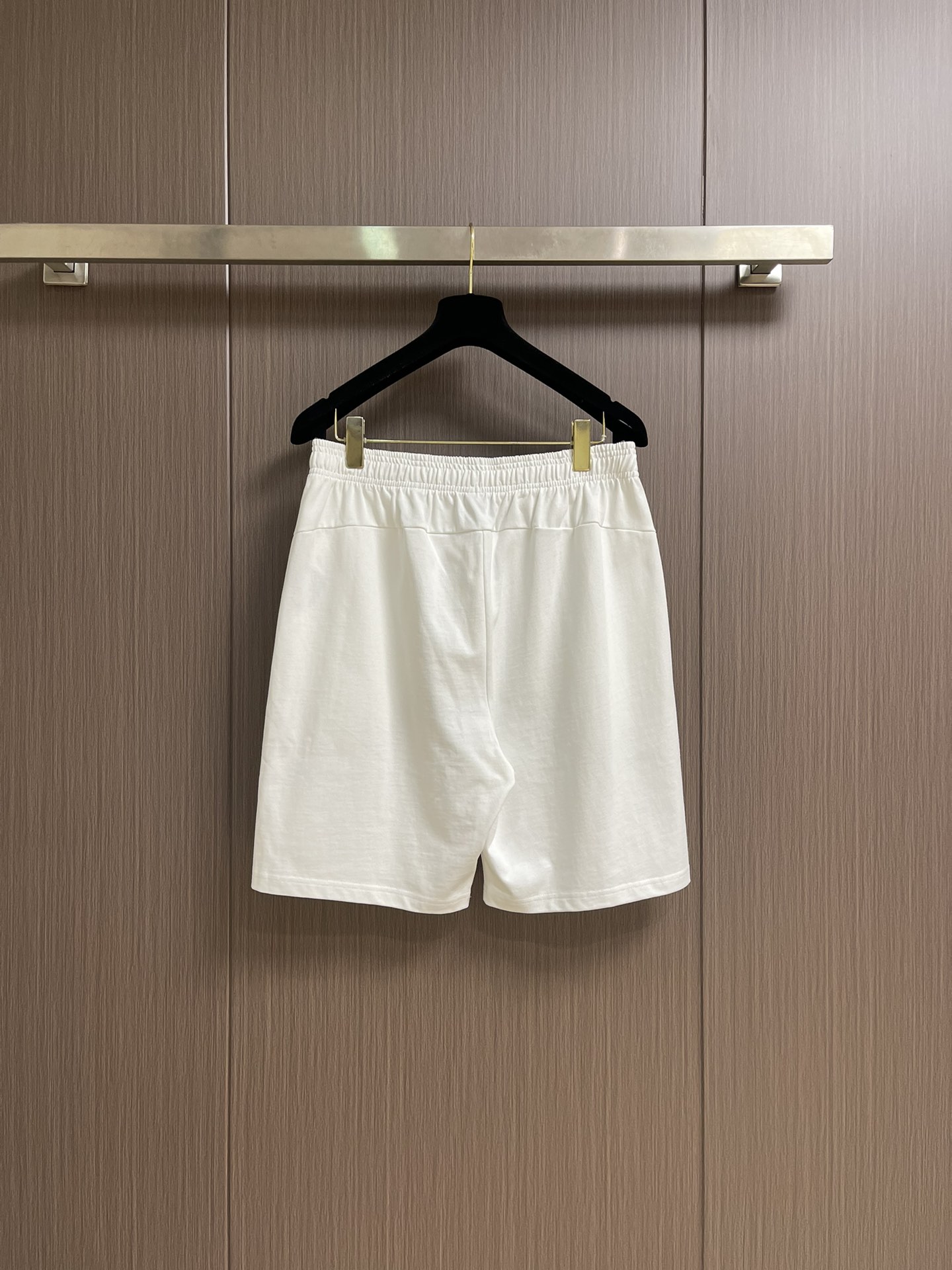 整套 
Ami 印花爱心短袖T恤短裤套装，采用彩砂面料，这款t恤的亮点就在于它独特的红心a图案设计，简约