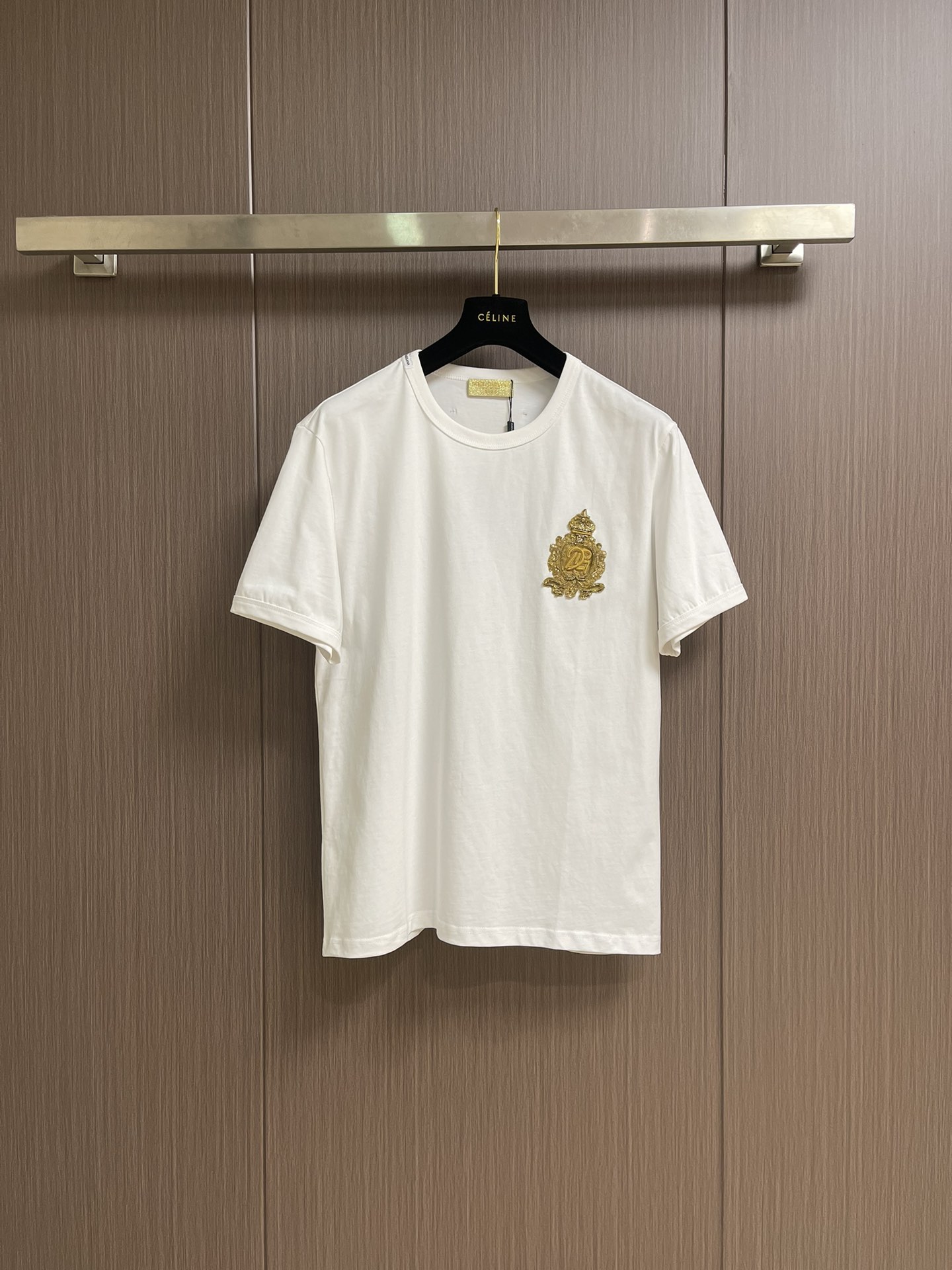 NO:521444,DolceGabbana DG 2025SS Spring and Summer New Embroidered Logo Round Neck Short Sleeve T-shirt, with eye-catching logo pattern modification!  Different from the past, it declares the design concept that has been passed down for many years in the brand!  Its eye-catchingness is no less than any style, and it perfectly presents the fashionable, high-end and luxurious feeling in front of the world!  Made of imported cotton, selected high-quality cotton fabrics, soft and soft, skin-friendly and delicate. Size 44-46-48-50-52-54 M-4XL 44 garment length 69cm shoulder width 44cm bust 51cm 46 garment length 70cm shoulder width 45.5cm bust 53cm 48 garment length 71cm shoulder width 47cm bust 55cm 50 garment length 72cm shoulder width 48.5cm bust 57cm 52 garment length 73cm shoulder width 50cm bust 59cm 54 garment length 74cm shoulder width 51.5cm bust 61cm, Dolce&Gabbana, Dolce&Gabbana, T-shirt,tees, t-shirt,alexander wang19860909DolceGabbana杜嘉班纳 DG 2025SS春夏新款刺绣标识圆领短袖T恤,醒目的logo图案修饰！区别于以往的不同,宣示品牌传承多年的设计理念！其吸睛度完全不亚于任何式,将时髦高级感与奢华感完美呈现在世人眼前！客供进口全棉材质制成,精选优质棉面料,触感软糯亲肤细腻.尺码44-46-48-50-52-54 M-4XL 44衣长69cm 肩宽44cm 胸围51cm 46衣长70cm 肩宽45.5cm 胸围53cm 48衣长71cm 肩宽47cm 胸围55cm 50衣长72cm 肩宽48.5cm 胸围57cm 52衣长73cm 肩宽50cm 胸围59cm 54衣长74cm 肩宽51.5cm 胸围61cm,,Dolce&Gabbana,Dolce&Gabbana,T-shirt,tees，t-shirt,alexander wang,Men's clothing